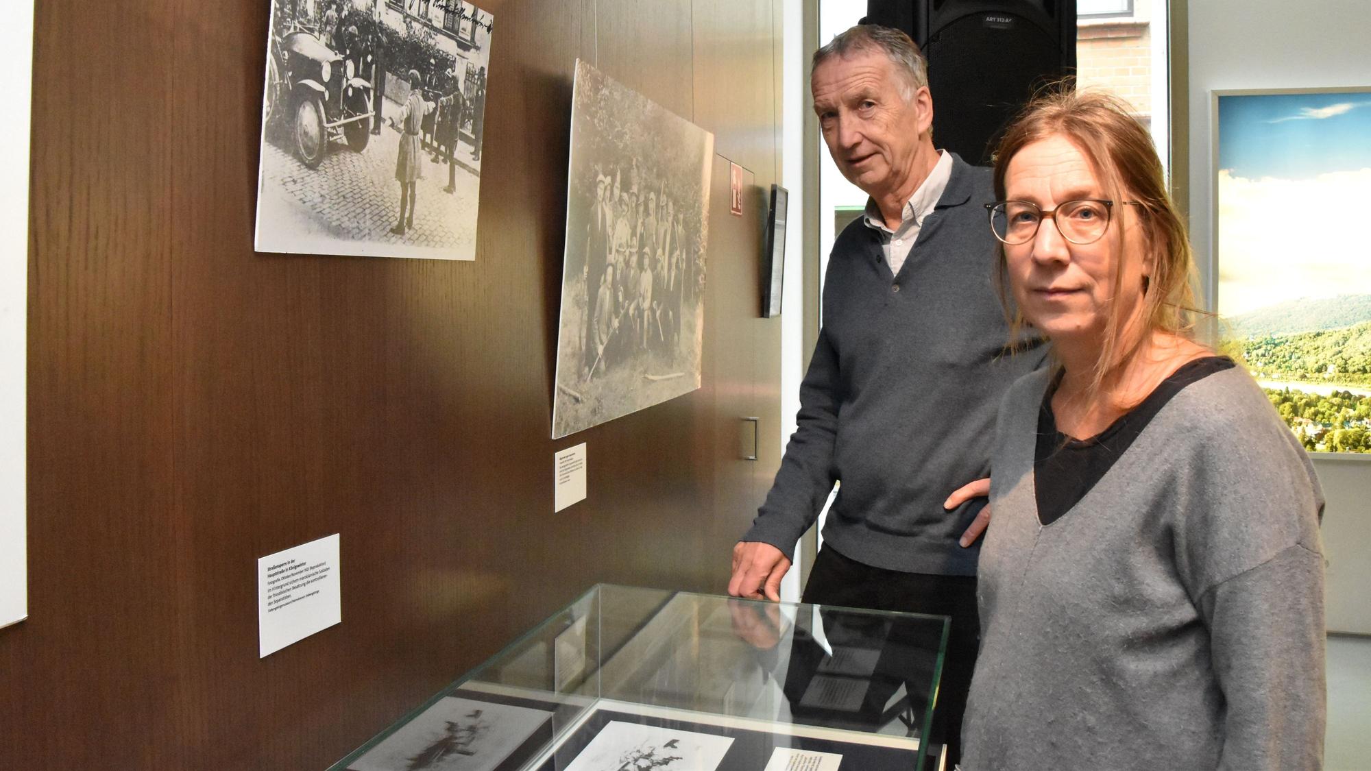 Elmar Scheuren und Dr. Sigrid Lange stehen vor eine Vitrine und einer Wand mit Bildern.