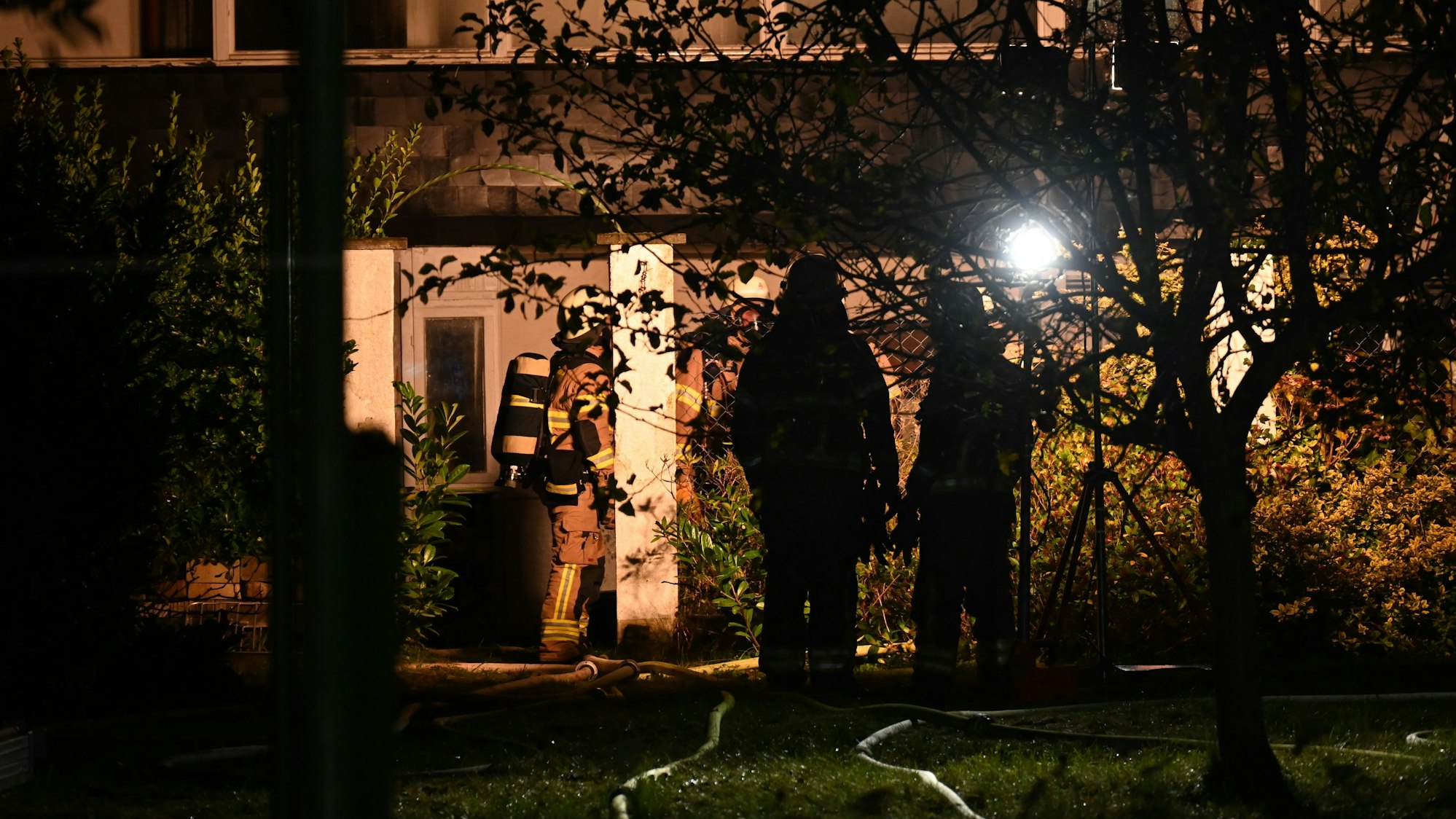 Feuerwehreinsatz vor dem Haus