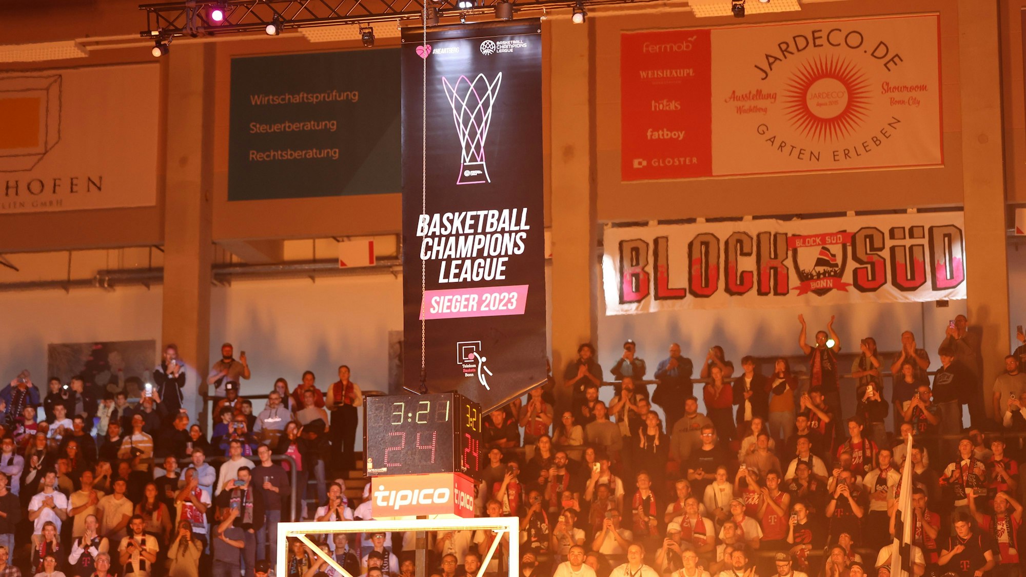 Das Banner für den Sieg in der Champions League schmückt nun den Telekom Dome.