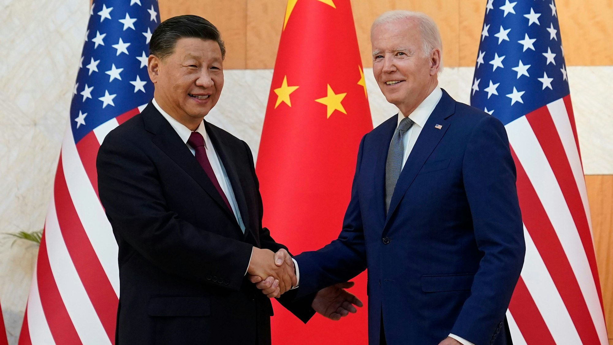 US-Präsident Joe Biden (r) schüttelt dem chinesischen Präsidenten Xi Jinping bei ihrem Treffen vor dem G20-Gipfel die Hand.