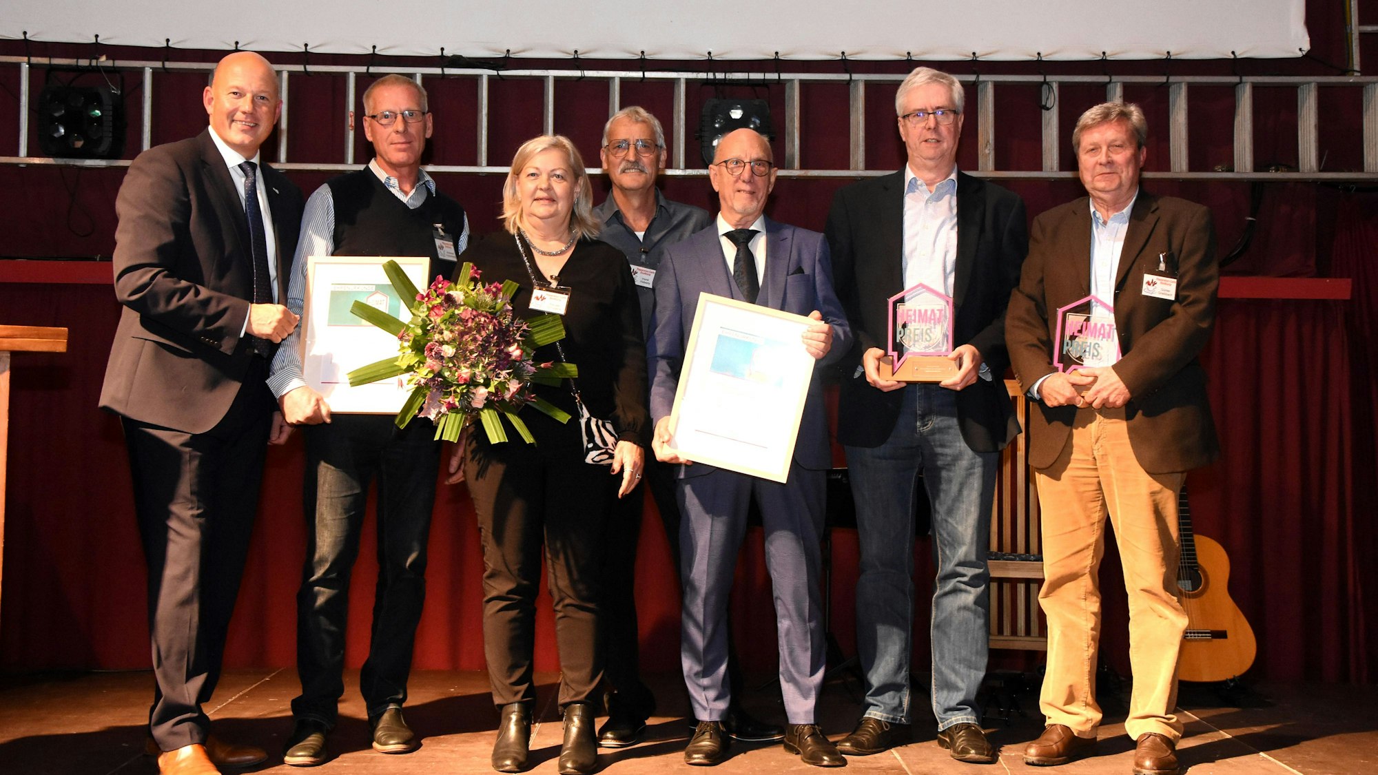 Auf dem Foto sind neben Landrat Frank Rock die Preisträgerinnen und Preisträger des Heimatpreises zu sehen.