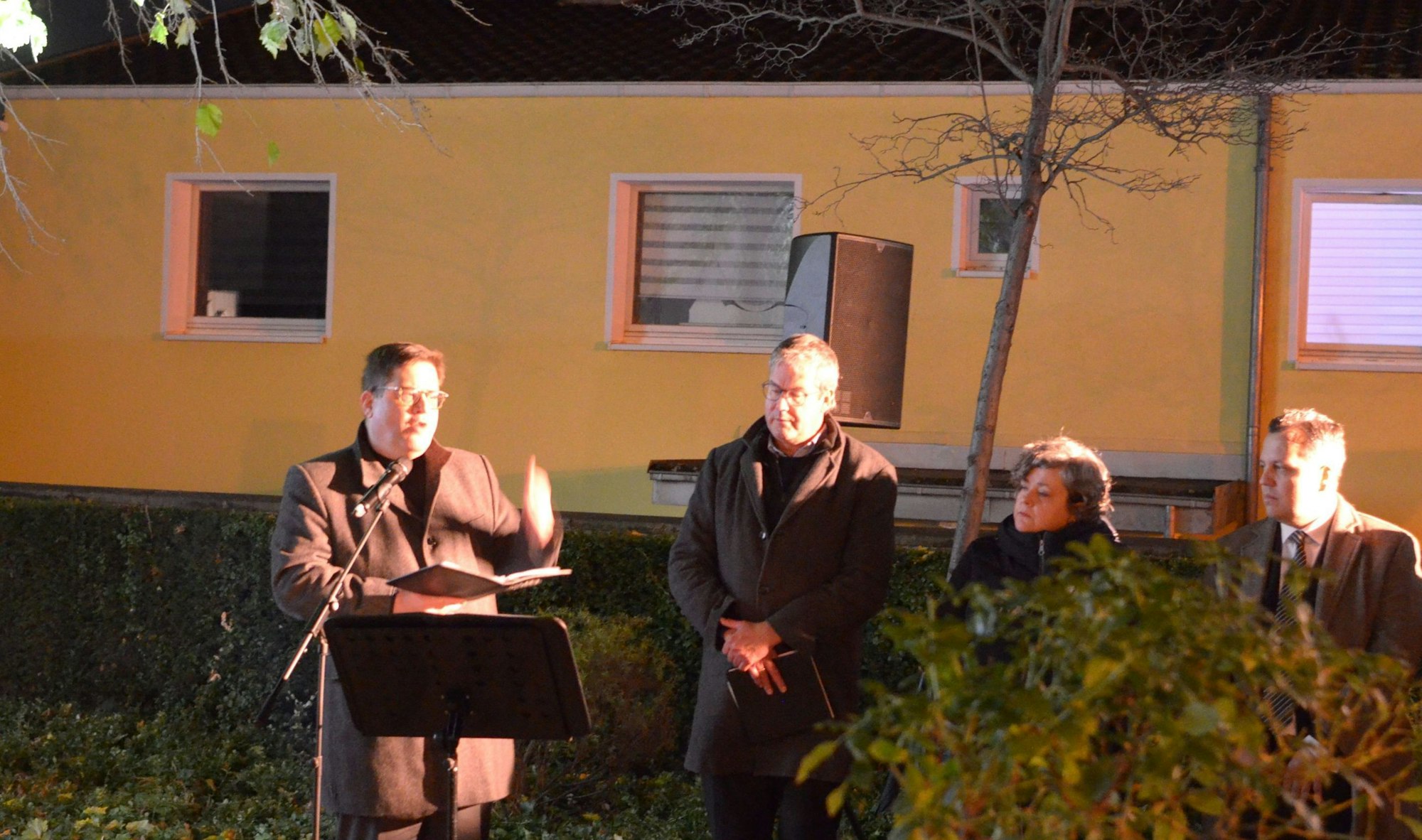 Die Pfarrer Tobias Hopmann (v.l.) und Frank Thönes, Sängerin Melanie Wooßmann und Bürgermeister Sacha Reichelt stehen auf dem Platz der ehemaligen Synagoge in Euskirchen.