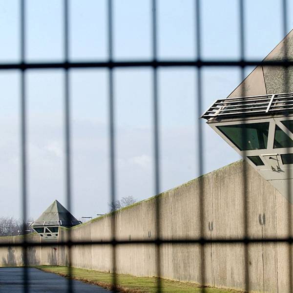 Eine Mauer mit Wachtürmen der Justizvollzugsanstalt in Köln-Ossendorf.