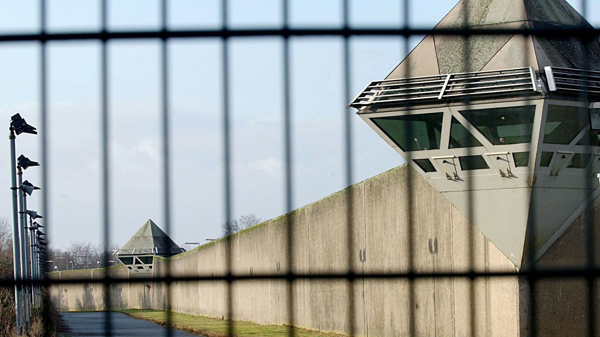 Eine Mauer mit Wachtürmen der Justizvollzugsanstalt in Köln-Ossendorf.
