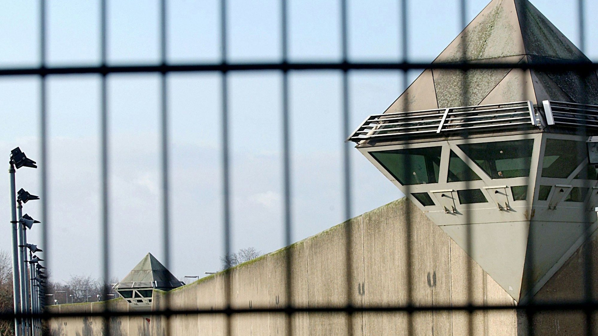 ARCHIV - 06.01.2008, Nordrhein-Westfalen, Köln: Eine Mauer mit Wachtürmen der Justizvollzugsanstalt in Köln-Ossendorf.