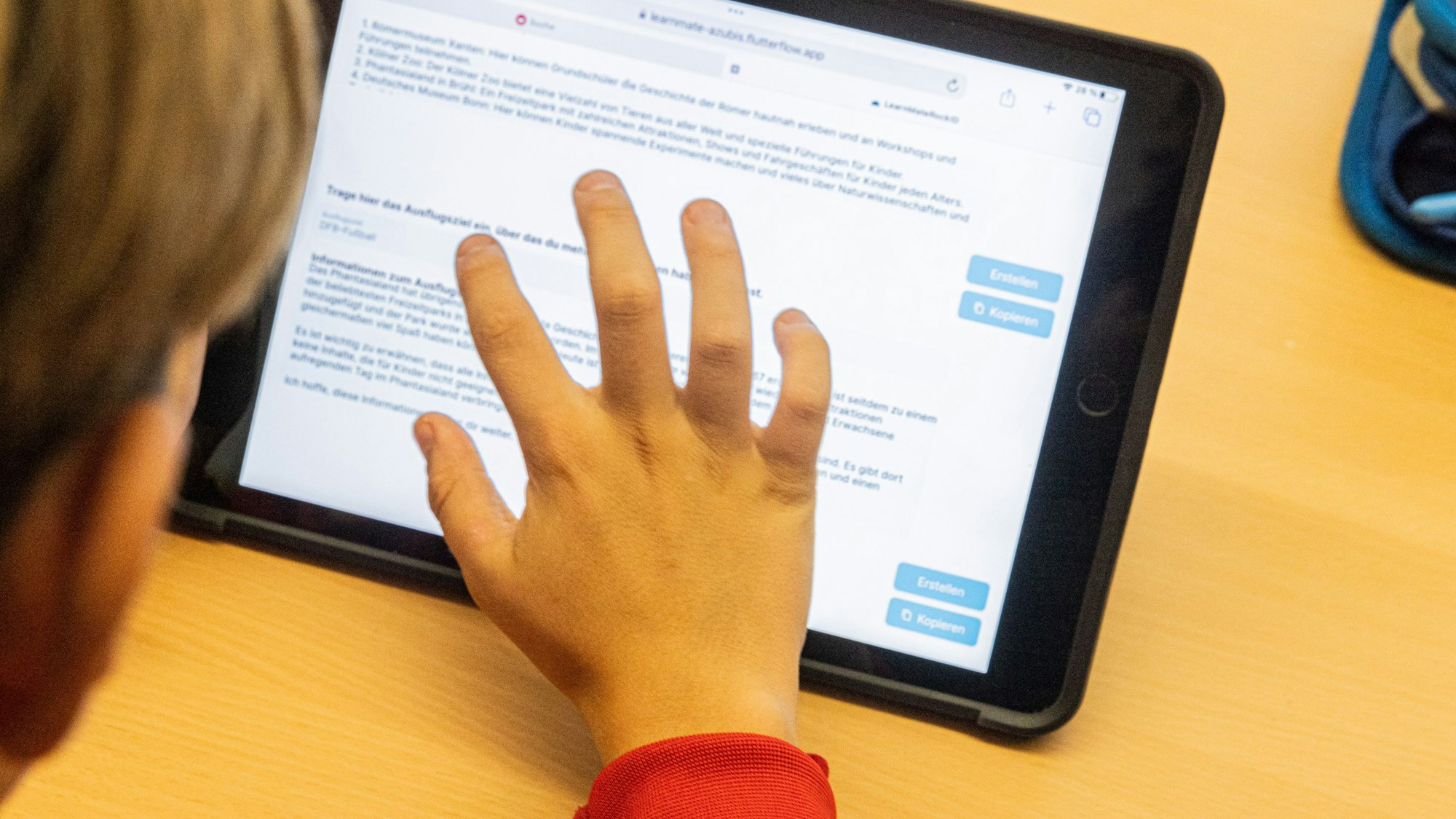 Kind tippt auf I-Pad.