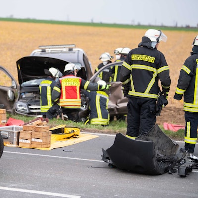 Das Bild zeigt die Weilerswister Feuerwehr bei einem Verkehrsunfall bei Vernich.