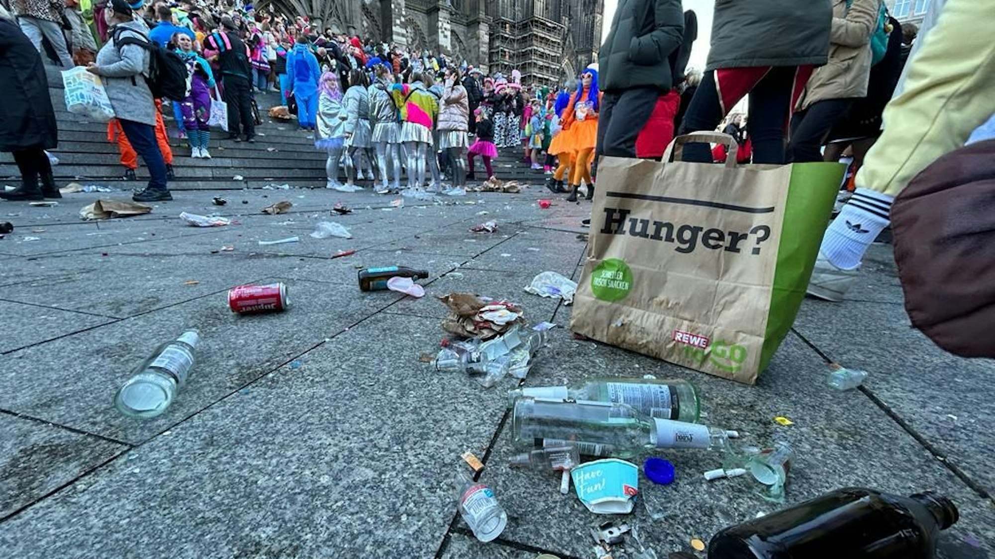 Müll auf dem Bahnhofsplatz