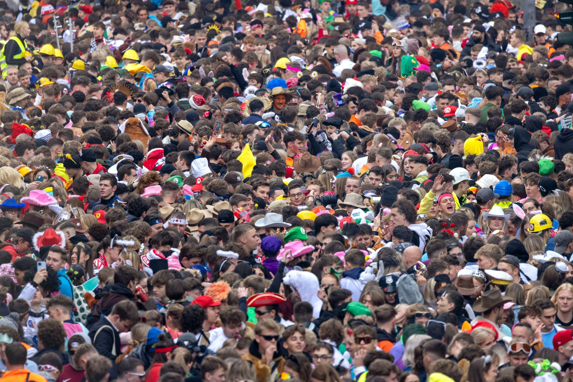 11.11.2023, Nordrhein-Westfalen, Köln: Unzählige  Menschen feiern den 11.11. zum Beginn der neuen Karnevalssaison auf der Zülpicher Straße. Foto: Thomas Banneyer/dpa +++ dpa-Bildfunk +++