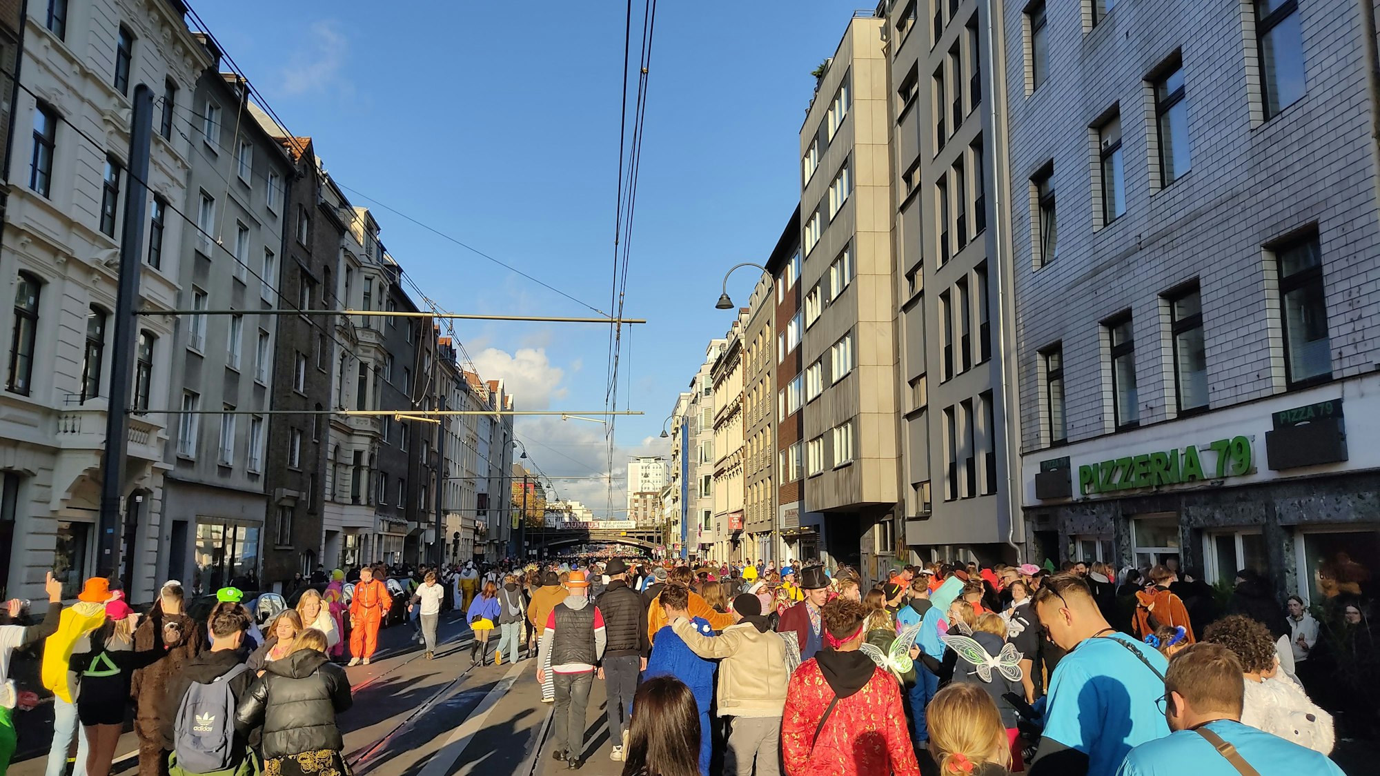 Die Luxemburger Straße am Nachmittag.