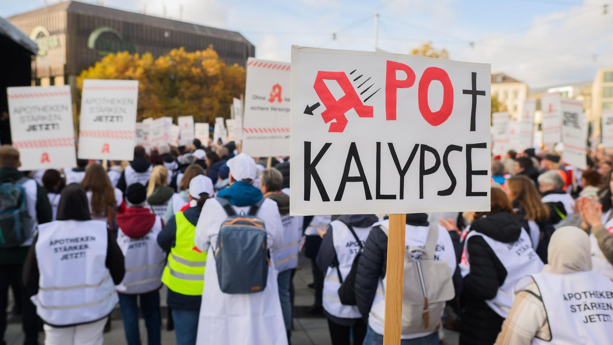 Das Foto zeigt eine Protestveranstaltung von Apothekerinnen und Apotheker.