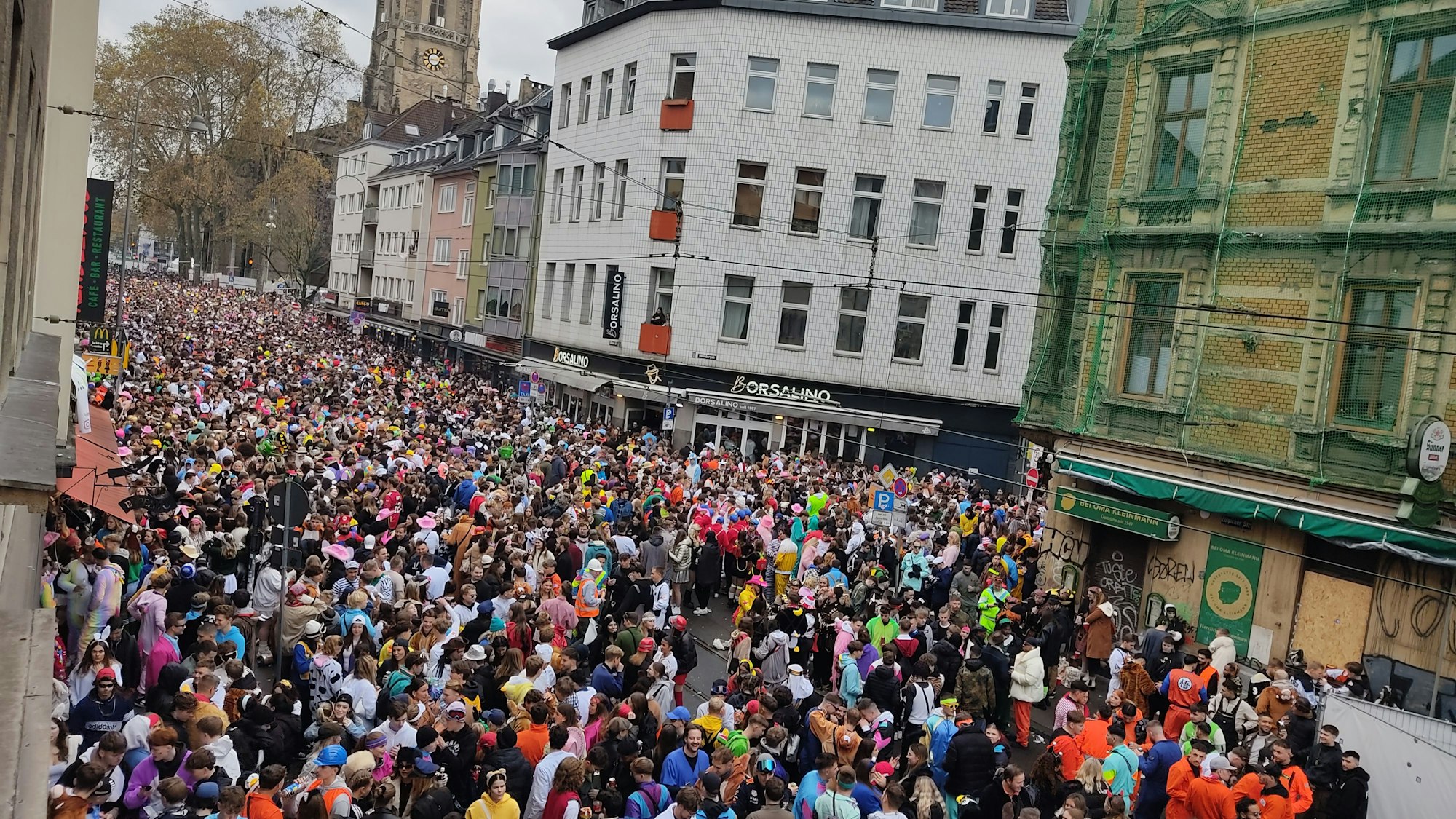 Auf der Zülpicher ist schon um kurz vor zehn Uhr kein Durchkommen mehr.