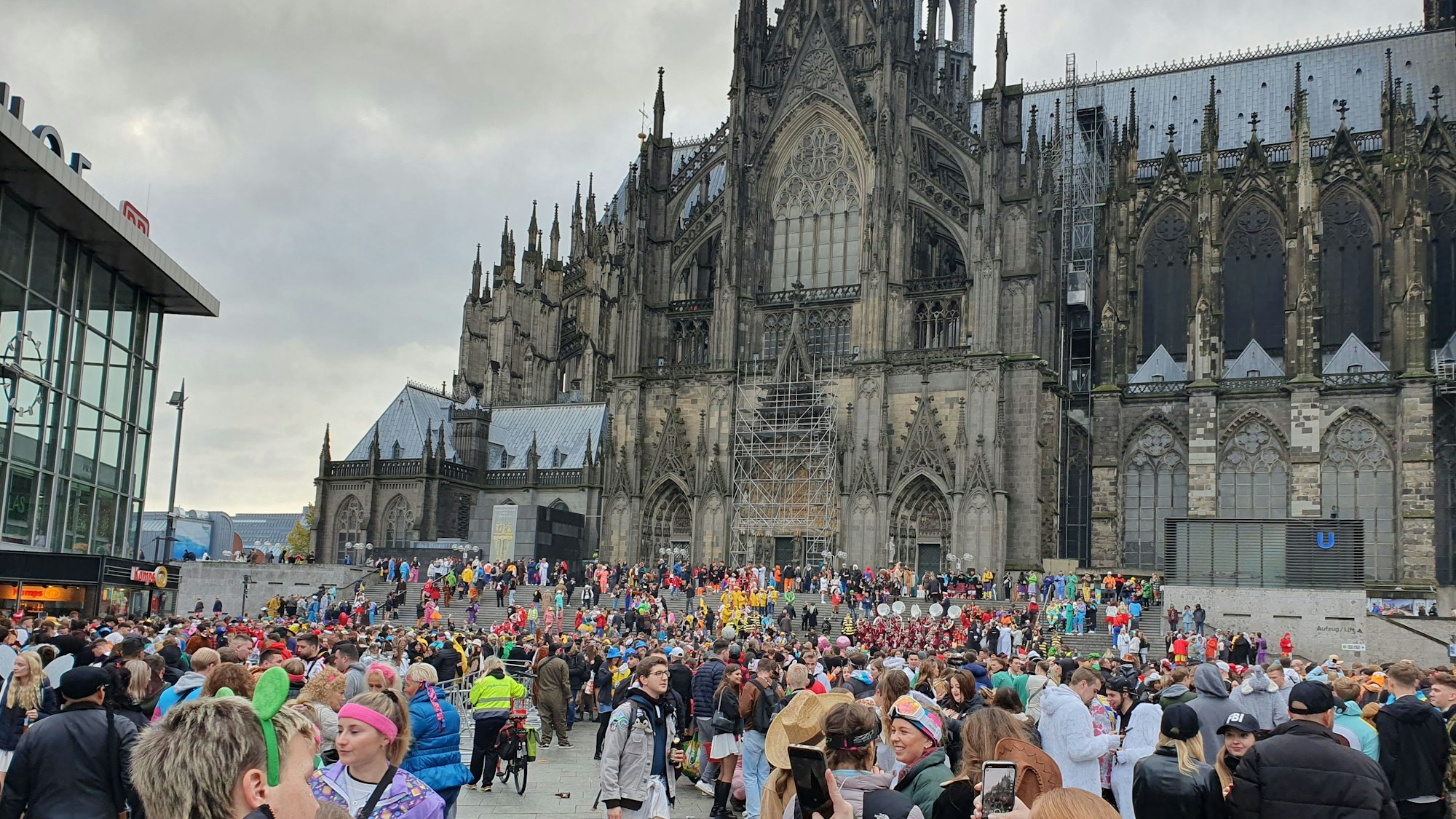 Feiernde am 11.11. vor dem Kölner Hauptbahnhof