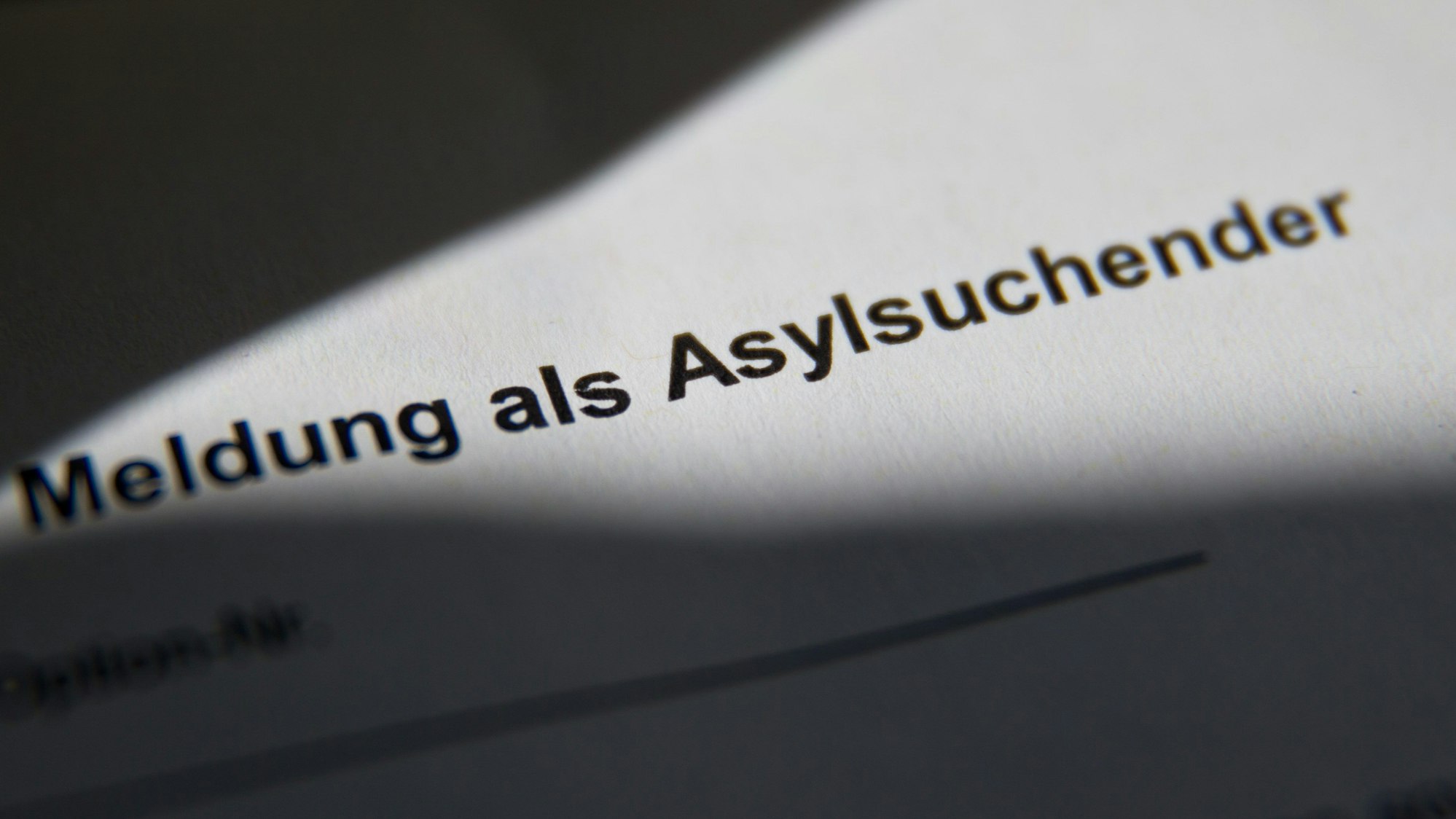 ARCHIV - 17.07.2014, Bayern, Zirndorf: «Meldung als Asylsuchender» ist in der Zentralen Aufnahmeeinrichtung für Asylbewerber (ZAE) auf einer Meldebescheinigung für Asylsuchende zu lesen. (Illustration zu dpa «UNHCR hält Asylverfahren in Drittstaaten mit Leitplanken für möglich") Foto: Daniel Karmann/dpa +++ dpa-Bildfunk +++