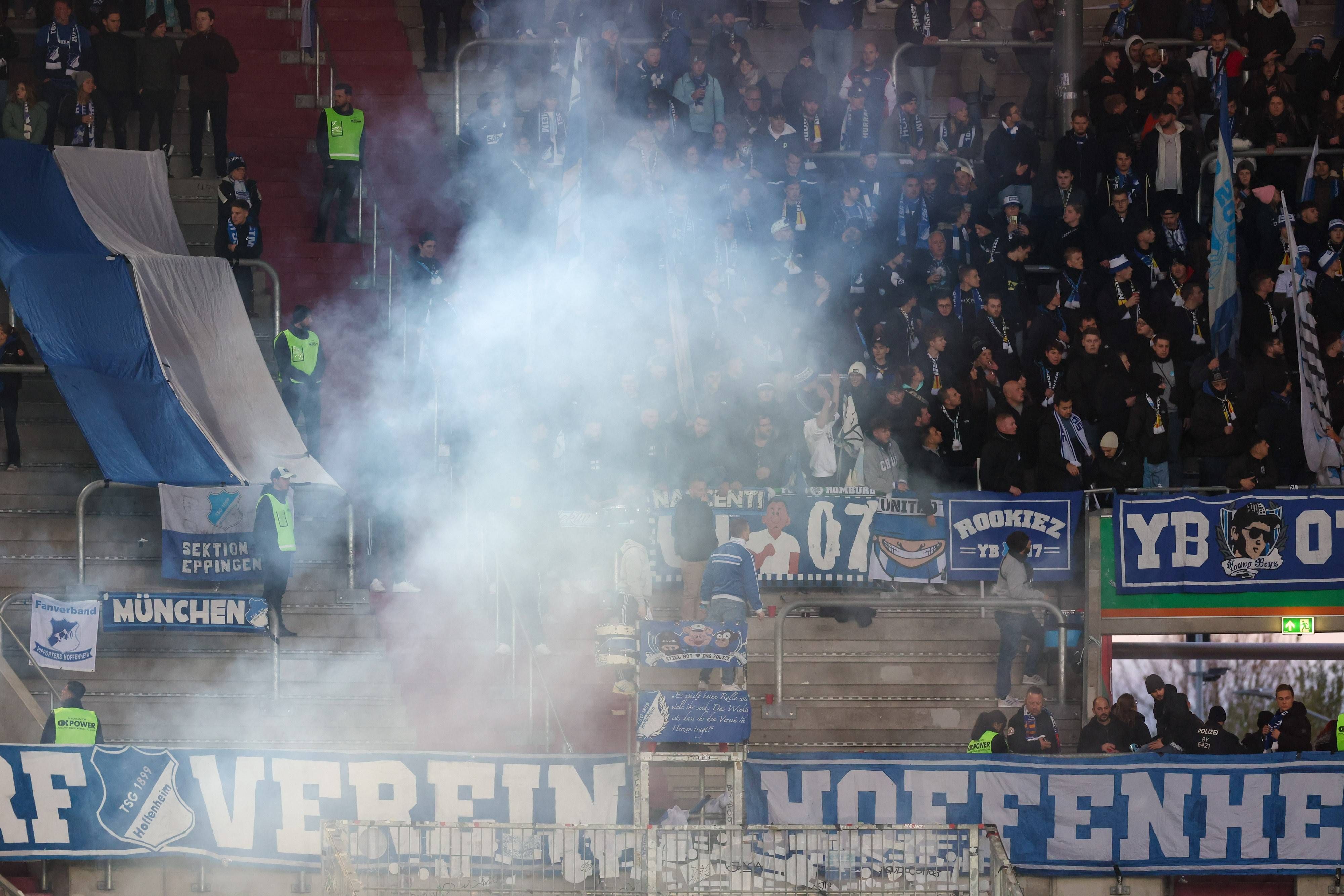 Hoffenheim Ultras zuenden Boeller, FC Augsburg vs. TSG 1899 Hoffenheim, Fussball, 1. Bundesliga, 11. Spieltag, 11.11.2023 DFB regulations prohibit any use of photographs as image sequences and/or quasi-video Augsburg Bayern Deutschland *** Hoffenheim Ultras zuenden Boeller, FC Augsburg vs TSG 1899 Hoffenheim, Football, 1 Bundesliga, 11 Matchday, 11 11 2023 DFB regulations prohibit any use of photographs as image sequences and or quasi video Augsburg Bayern Germany Copyright: xkolbert-press/ChristianxKolbertx