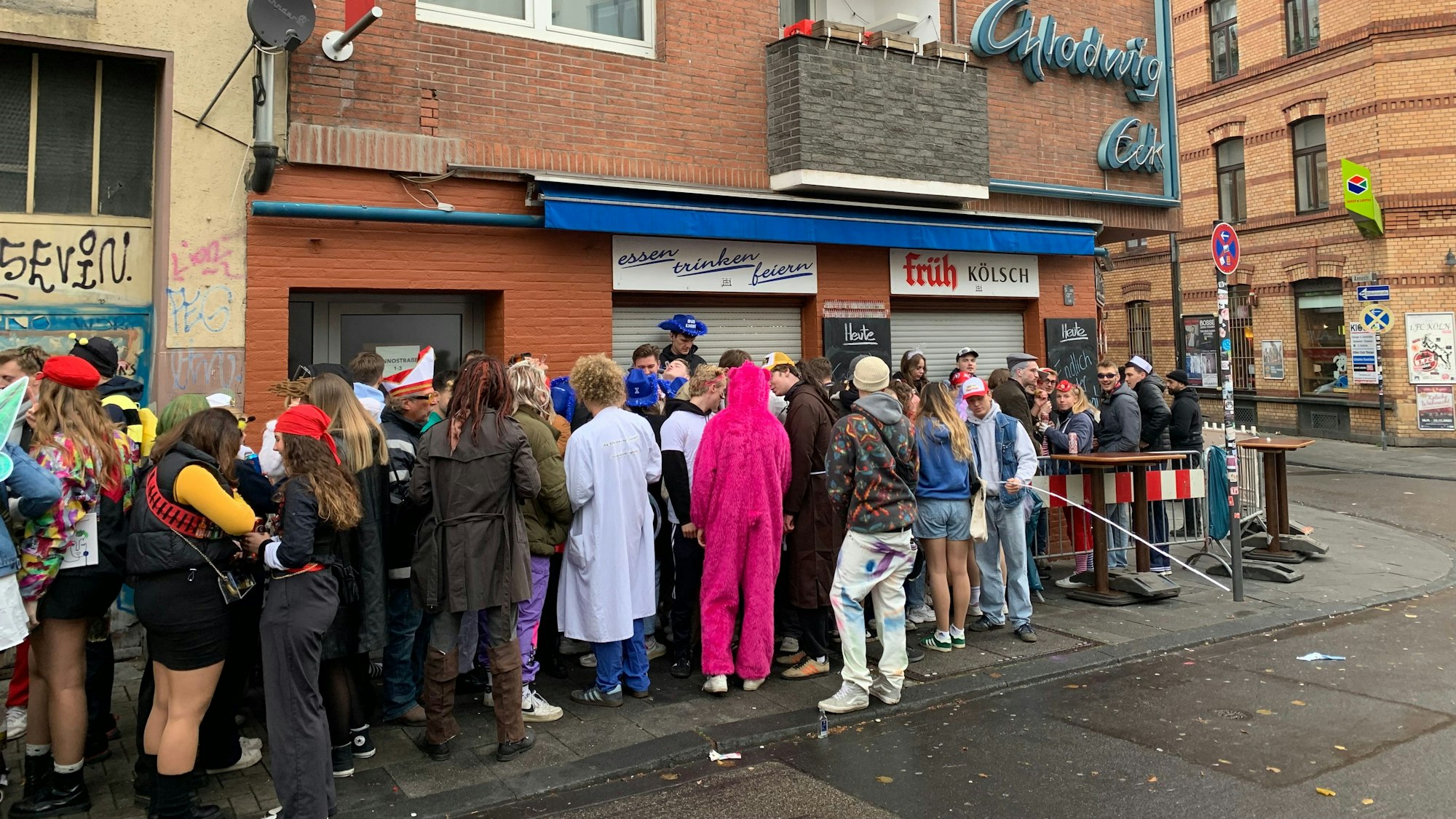 Schlangestehen am Chlodwigeck in der Kölner Südstadt