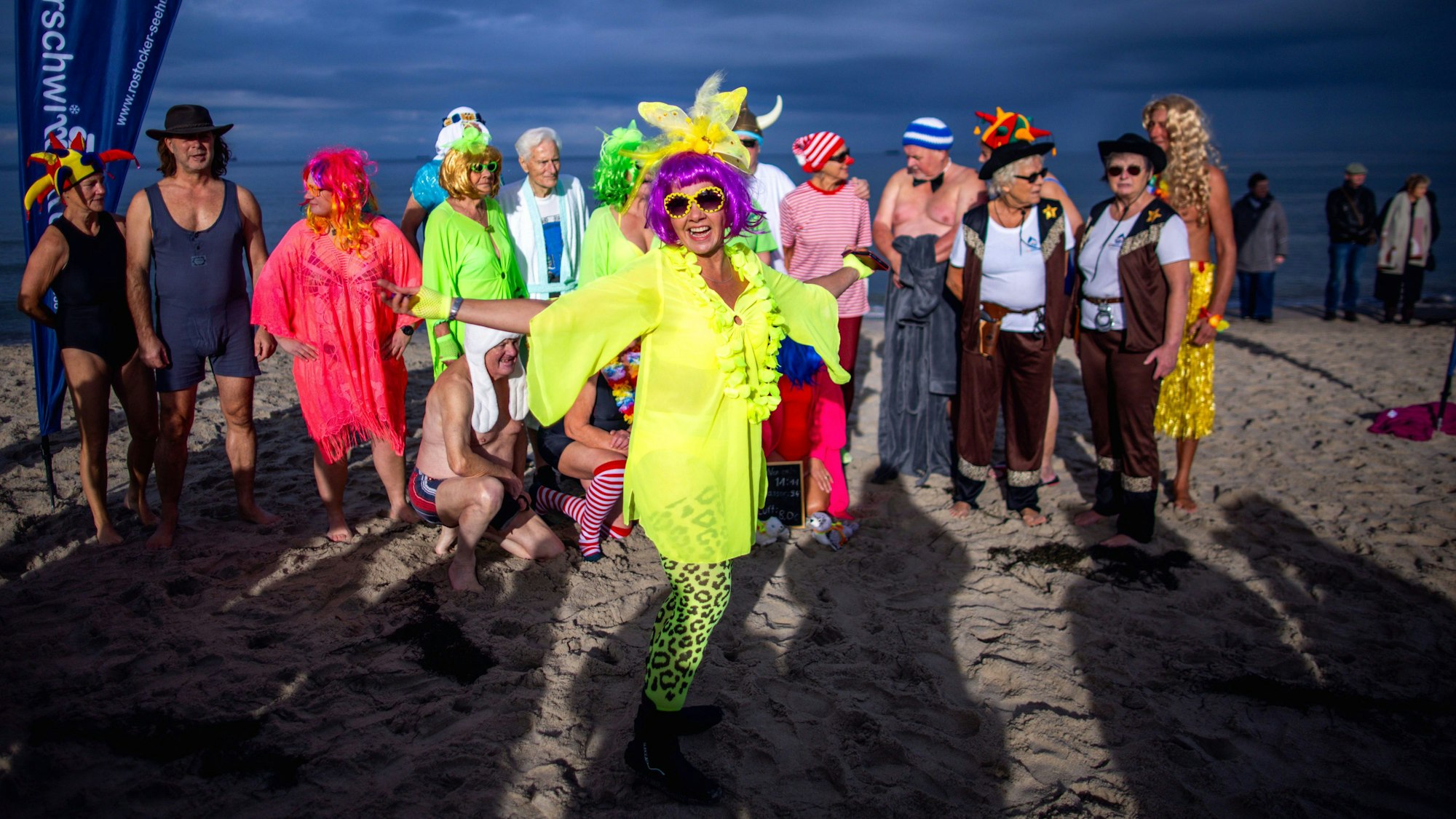 Paradiesvogel, Cowboy, Leopard: Der Verein Rostocker Seehunde feiert den Sessionsauftakt am 11.11. mit einem jecken Eisbad in der Ostsee.