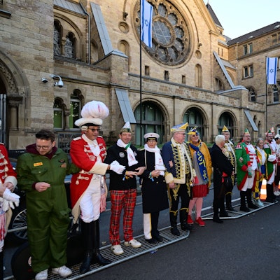 Schulter an Schulter im Kölner Karneval