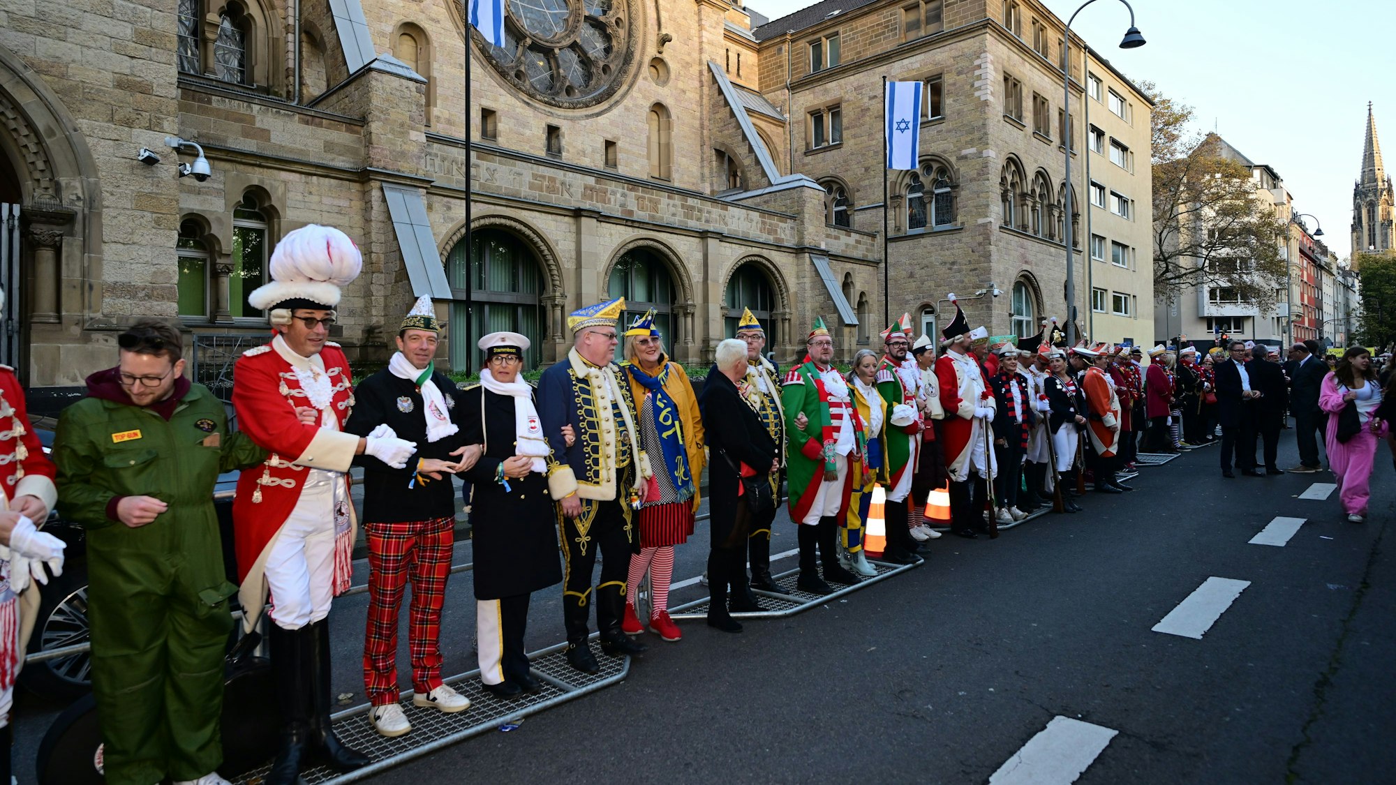 Schulter an Schulter im Kölner Karneval