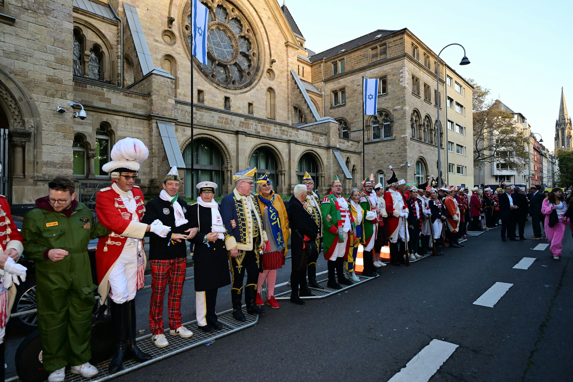 Schulter an Schulter im Kölner Karneval