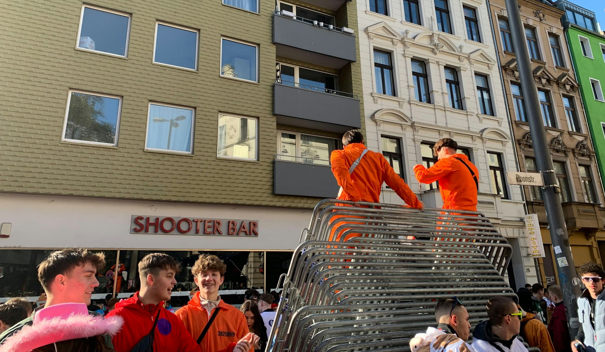 An der Zülpicher Straße zeigt nicht jeder Verständnis für die Sperr-Maßnahmen.