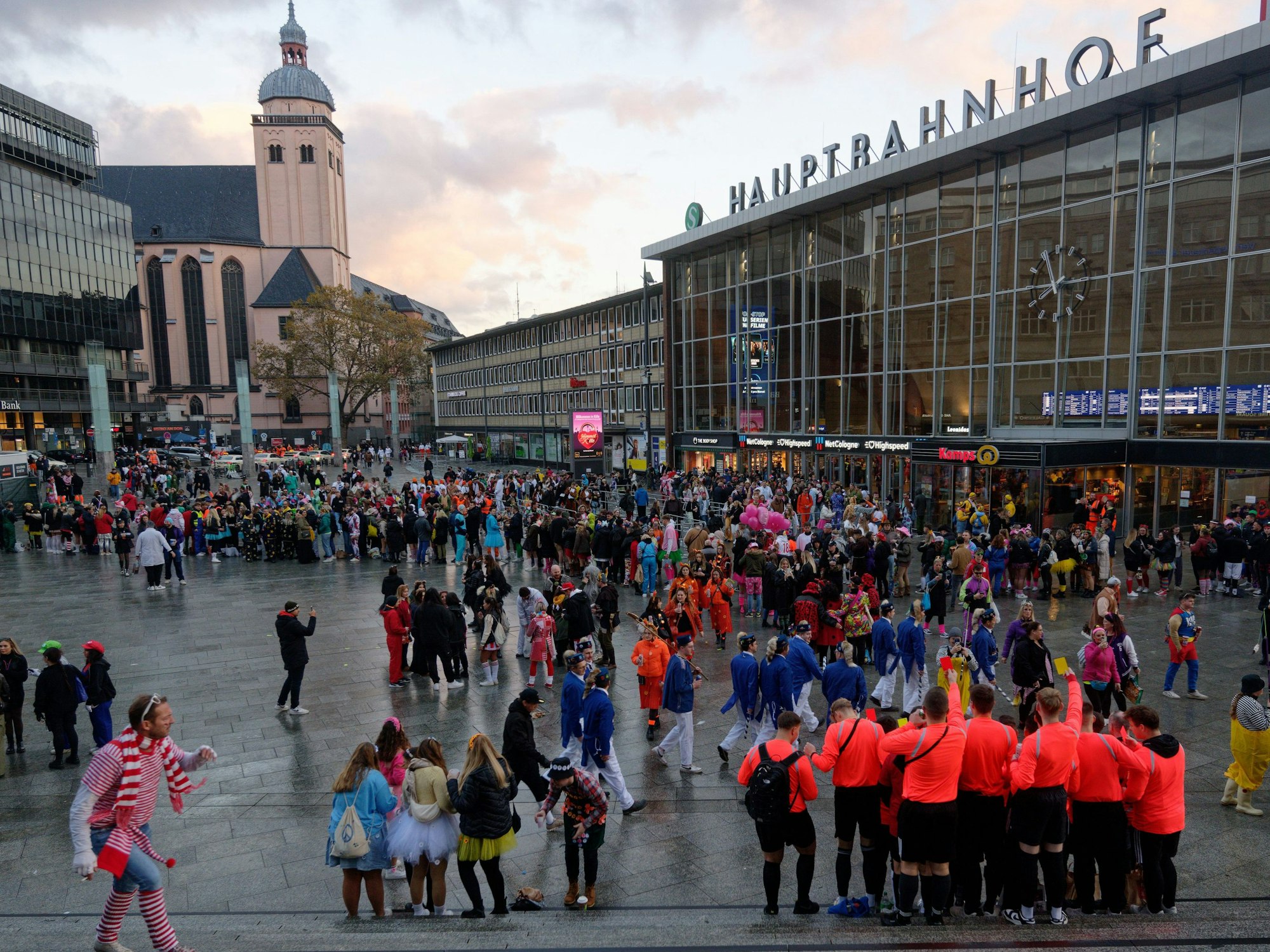 Schon am frühen Morgen ist der Platz vor dem Hauptbahnhof mit Feiernden gefüllt.