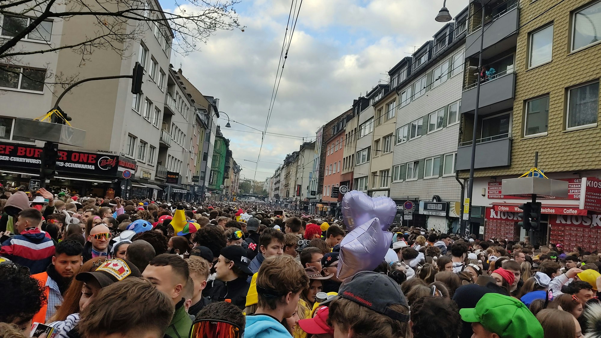 Hier ist schon ordentlich was los: Die Kreuzung Zülpicher/Roonsstraße am 11.11.
