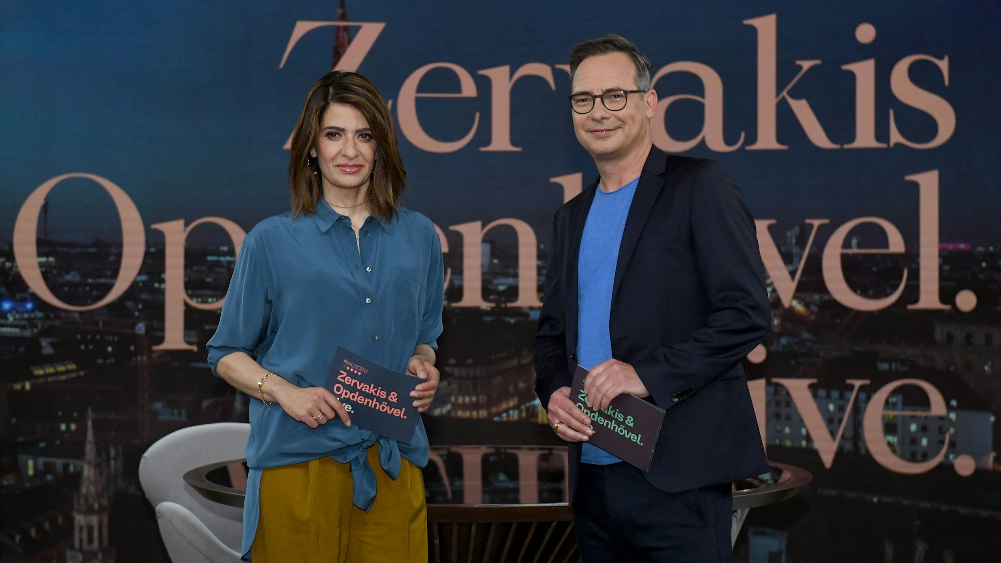 Linda Zervakis und der Moderator Matthias Opdenhövel stehen in dem Studio, in dem sie das ProSieben-Journal "Zervakis & Opdenhövel. Live." moderieren.