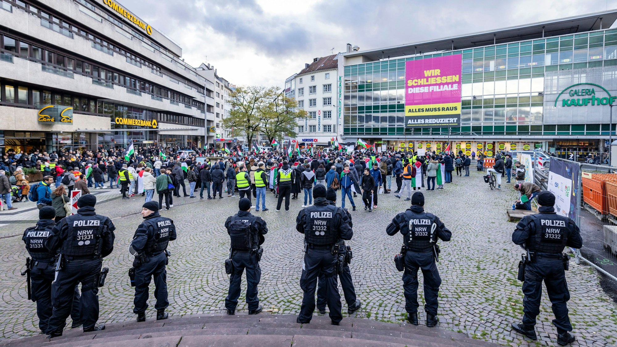 Polizisten beobachten die Pro-Palästina-Demo in Wuppertal am Samstag, 11. November.