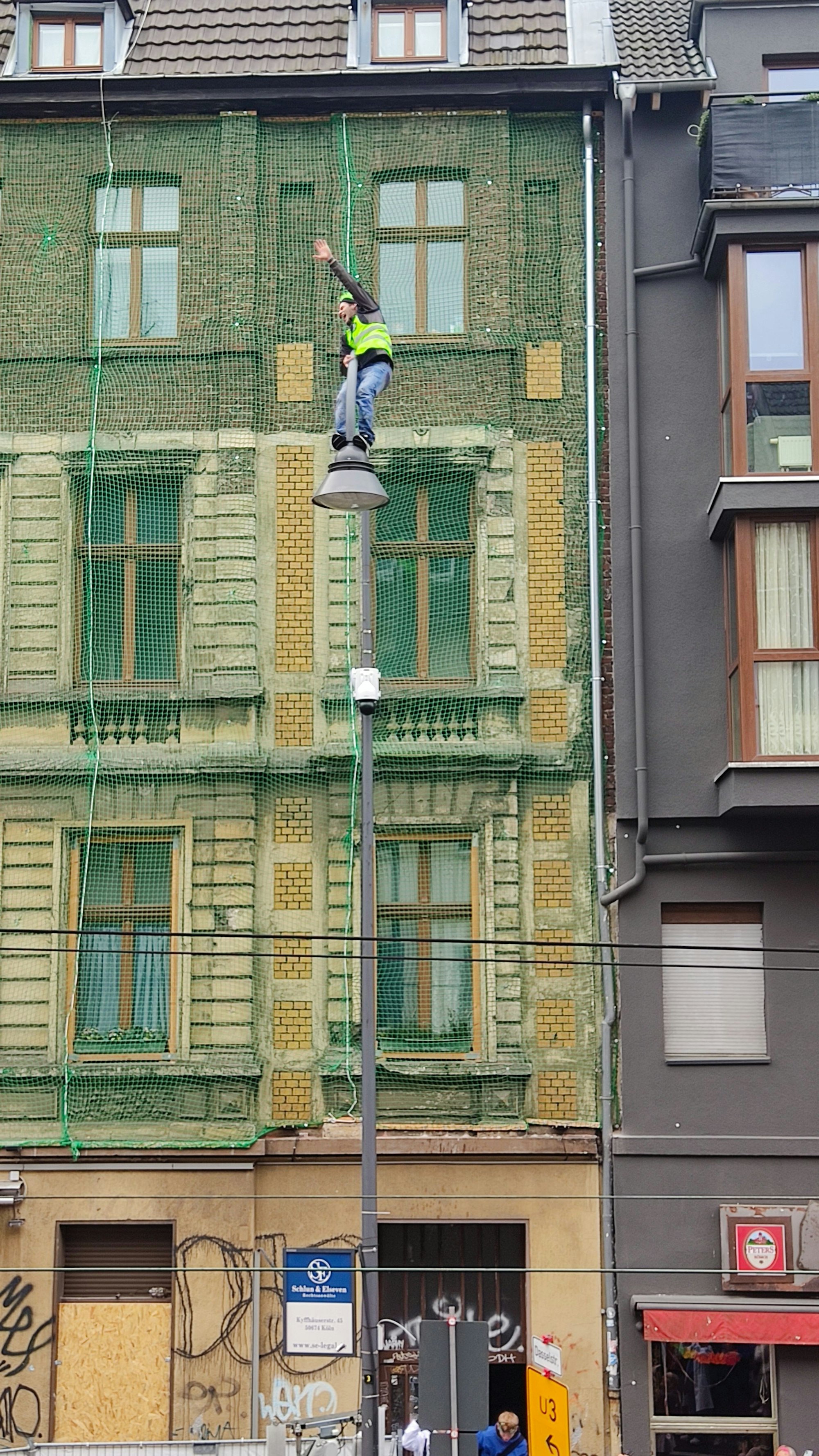 Diese gefährliche Aktion hat dieser Jeck zum Glück am Ende gut überstanden.