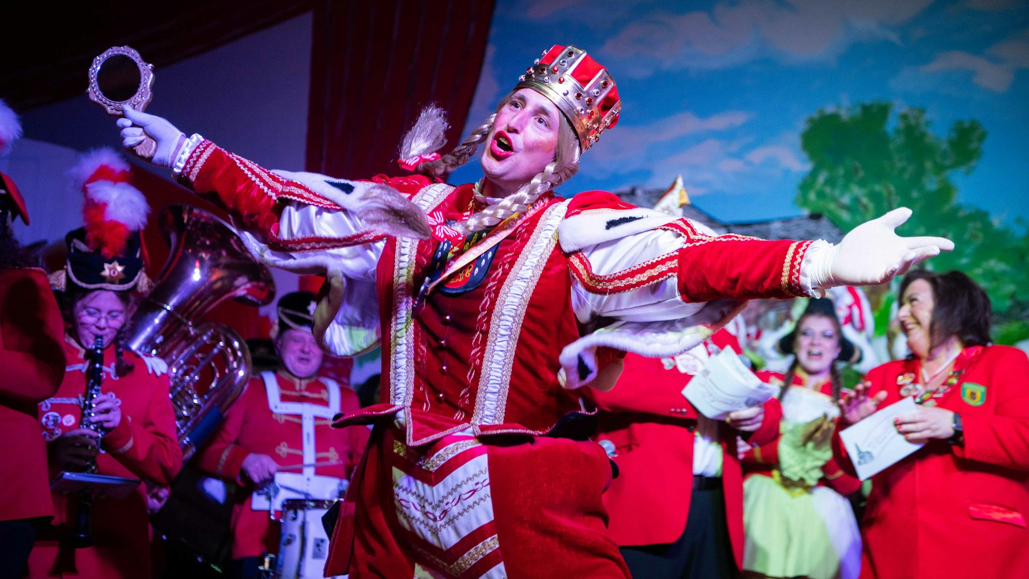 Das Bild zeigt Tobias Kalenborn wie er im Ornat über die Bühne tanzt.