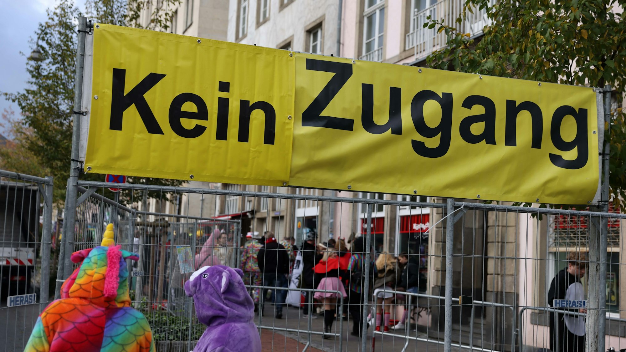 Kein Zugang steht auf dem Schild in der Kölner Altstadt. Schon vor 11.11 Uhr waren hier Zugänge dicht.