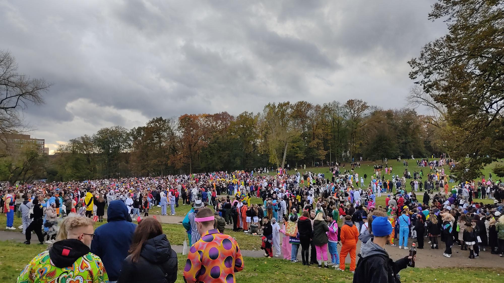 Tausende feierten am Elften Elften 2023 am Aachener Weiher und im Hiroshima-Nagasaki-Park.