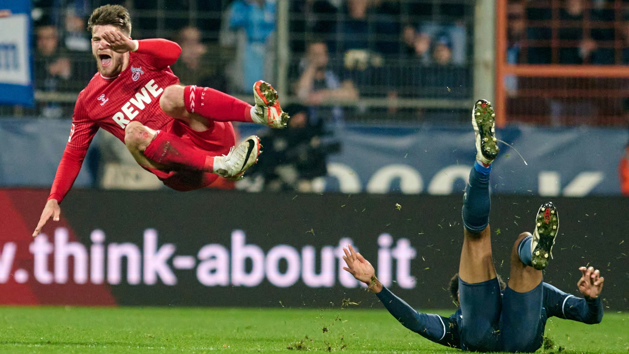 Bundesliga, VfL Bochum - 1. FC Köln, 11. Spieltag, Vonovia Ruhrstadion. Bochums Bernardo (r) und Jan Thielmann von Köln in Aktion.