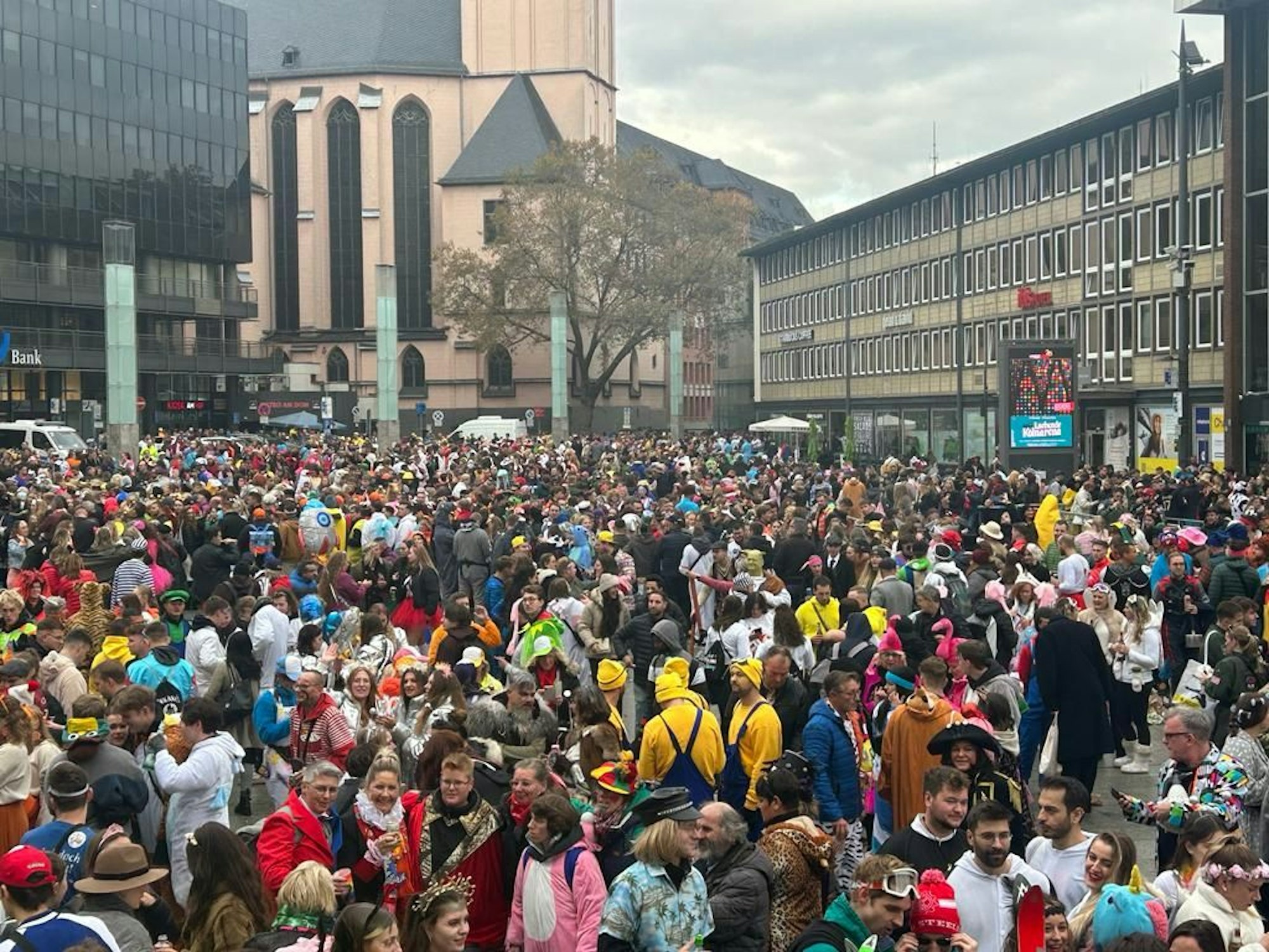 Um 10 Uhr stehen die Menschen auf dem Bahnhofsvorplatz bereits eng an eng.