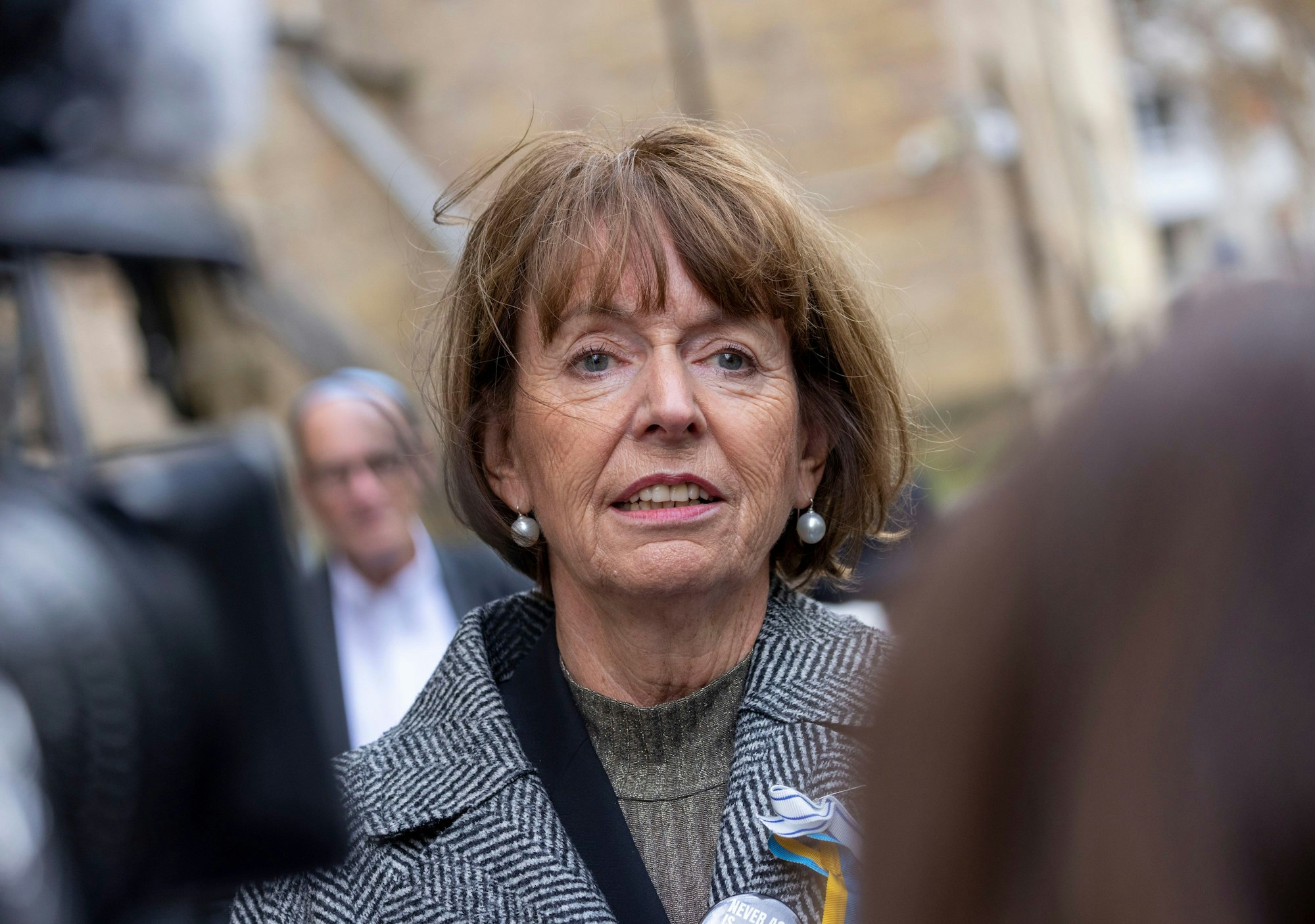 Henriette Reker macht sich nach den Gedenkmomenten ein Bild von den Feiern auf der Zülpicher Straße.