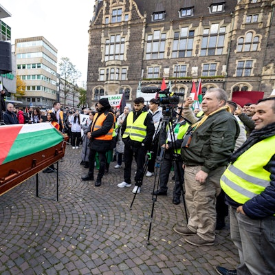 Kundgebung in Wuppertal: Auf der Pro-Palästina-Demo wird ein Sarg mit einer Palästina-Flagge vor der Redner-Bühne gezeigt.