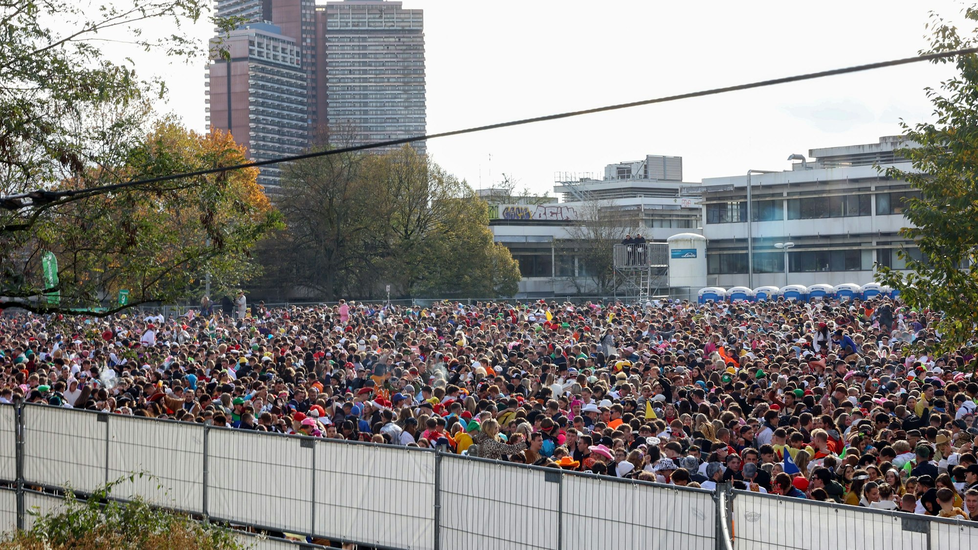 11.11.2023
Köln:
11.11 - Sessionsauftakt Kölner Karneval
Uniwiese als Ausweichsfläche
Foto: Martina Goyert