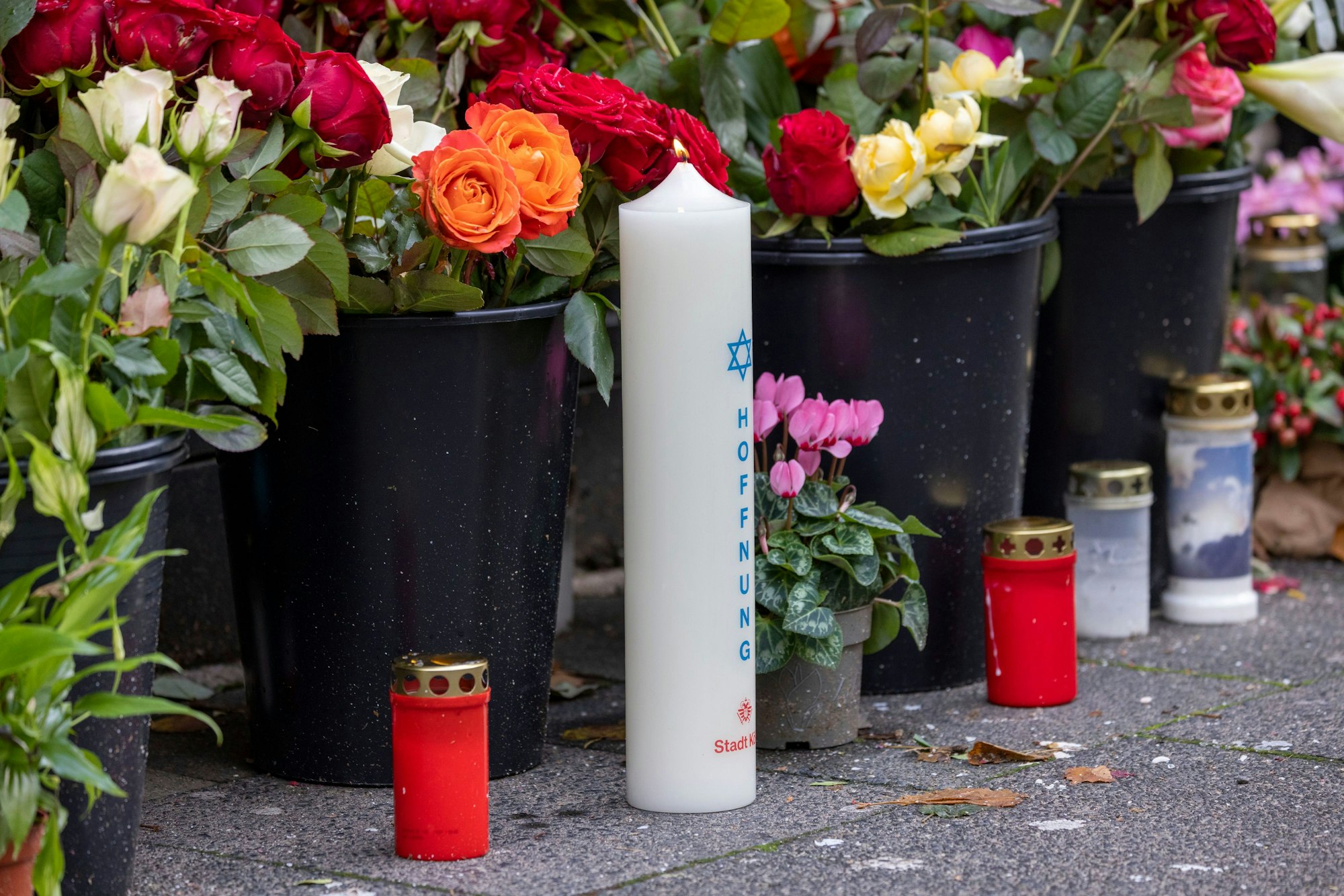 Eine Kerze aufgestellt von der Kölner Oberbürgermeisterin Reker steht vor der Synagoge in der Roonstrasse zum Gedenken an die Opfer der Hamas.