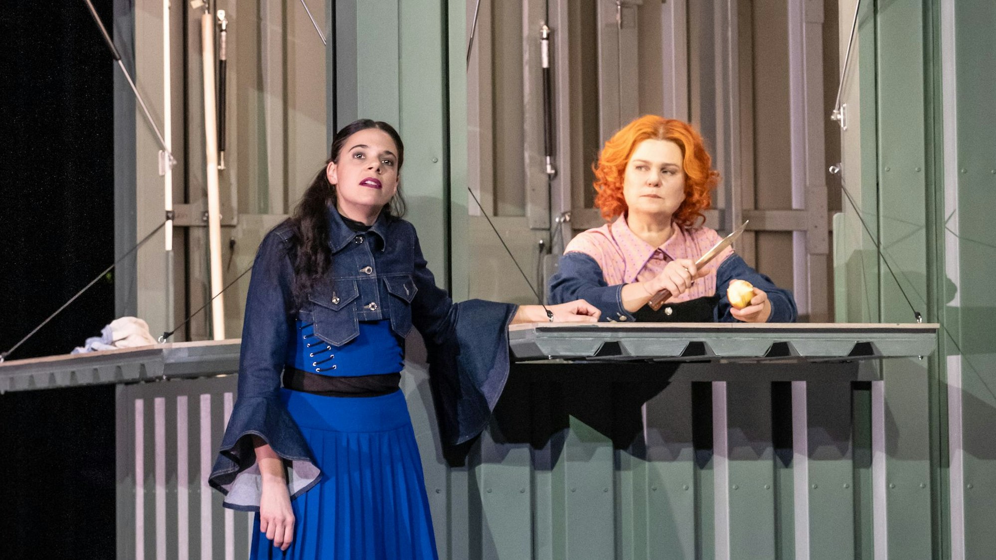 Die Ärztin (Julia Kathinka Philippi (links) und Margret (Birte Schrein) im Woyzeck in Bonn.