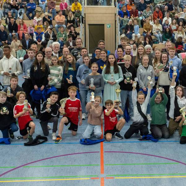 Die erfolgreichen Sportlerinnen und Sportler nach der Ehrung in der Halle auf dem Bursten in Bergneustadt.