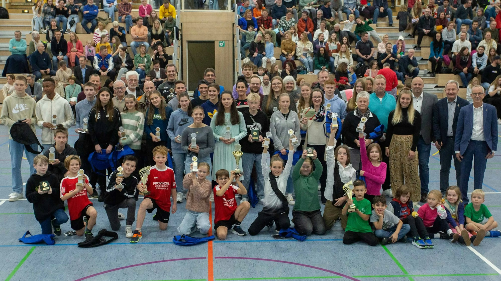 Die erfolgreichen Sportlerinnen und Sportler nach der Ehrung in der Halle auf dem Bursten in Bergneustadt.