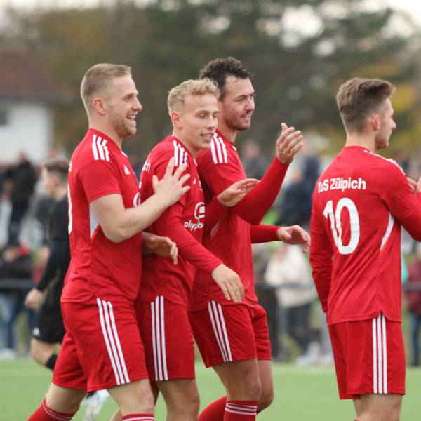 Zülpichs Spieler gratulieren dem Torschütze zum 1:0.
