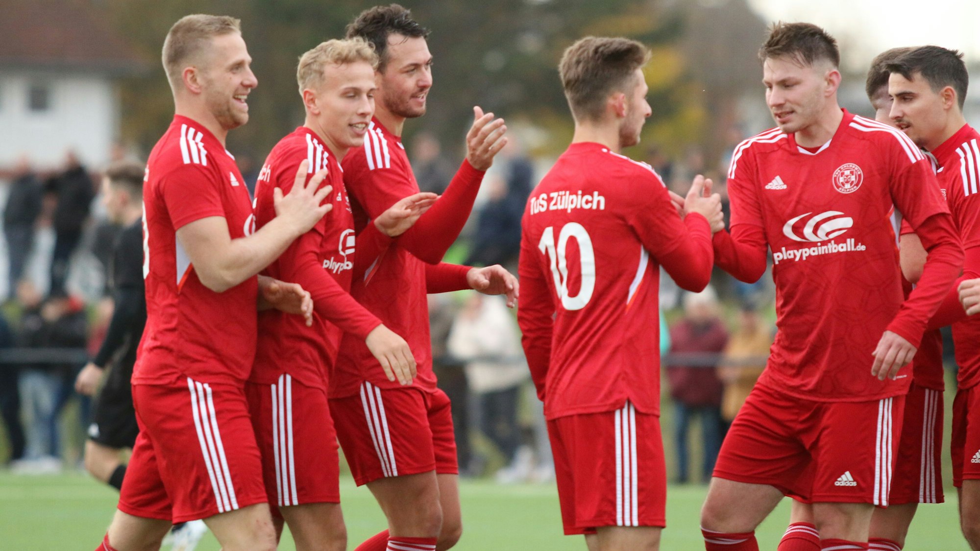 Zülpichs Spieler gratulieren dem Torschütze zum 1:0.