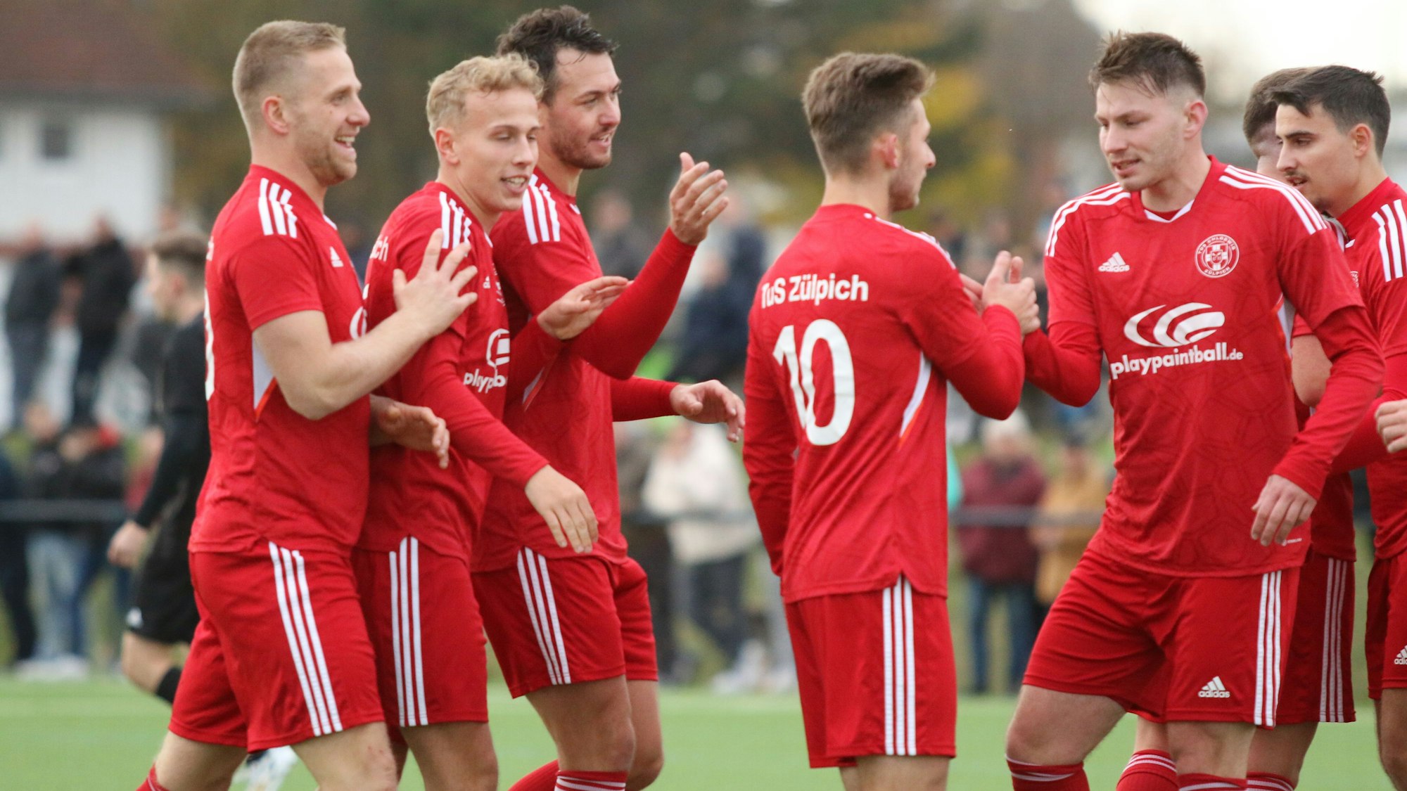 Zülpichs Spieler gratulieren dem Torschütze zum 1:0.