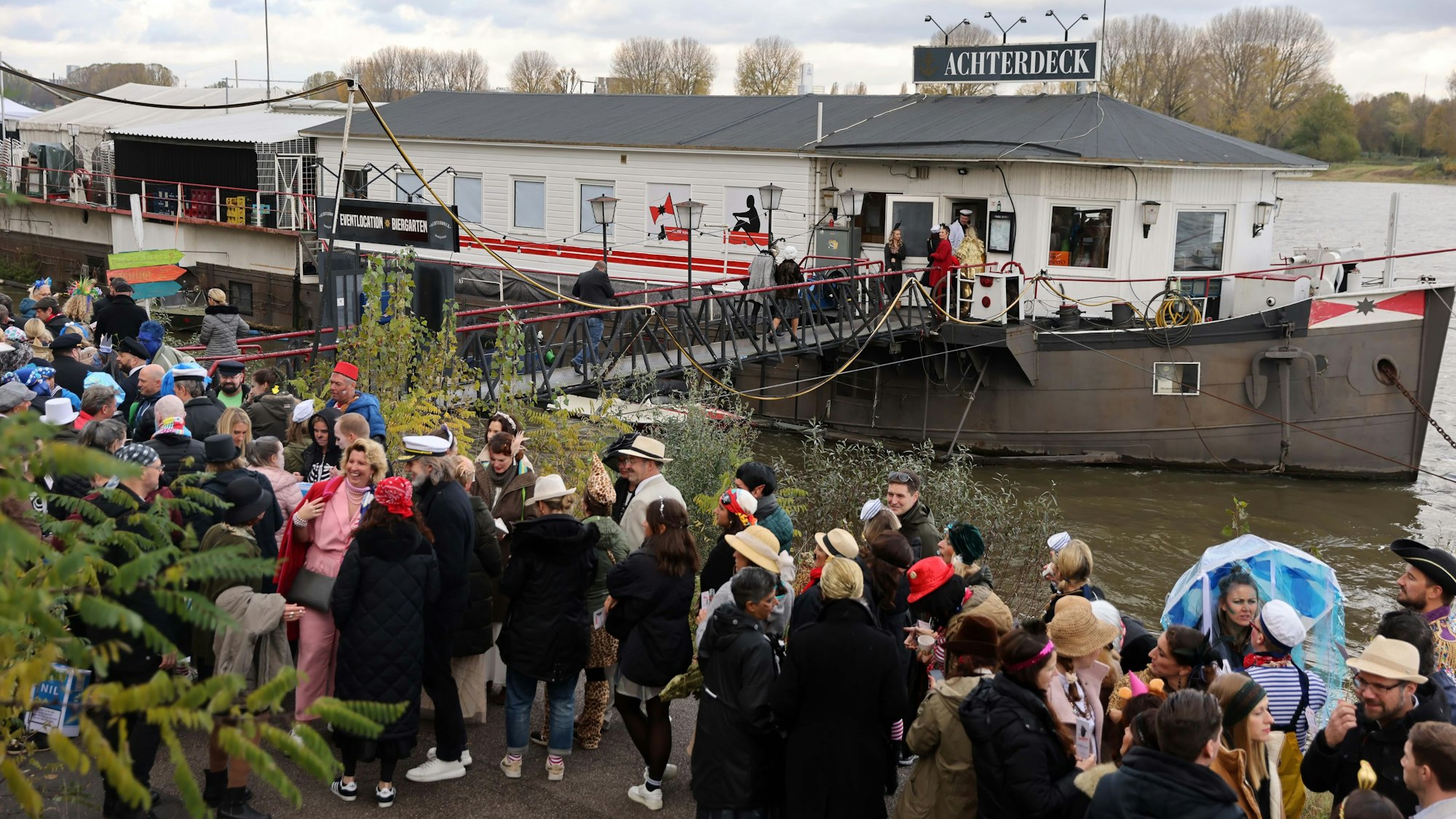 Die Kultkneipe „Bei Oma Kleinmann“ feierte im Achterdeck in Rodenkirchen statt auf der Zülpicher Straße.