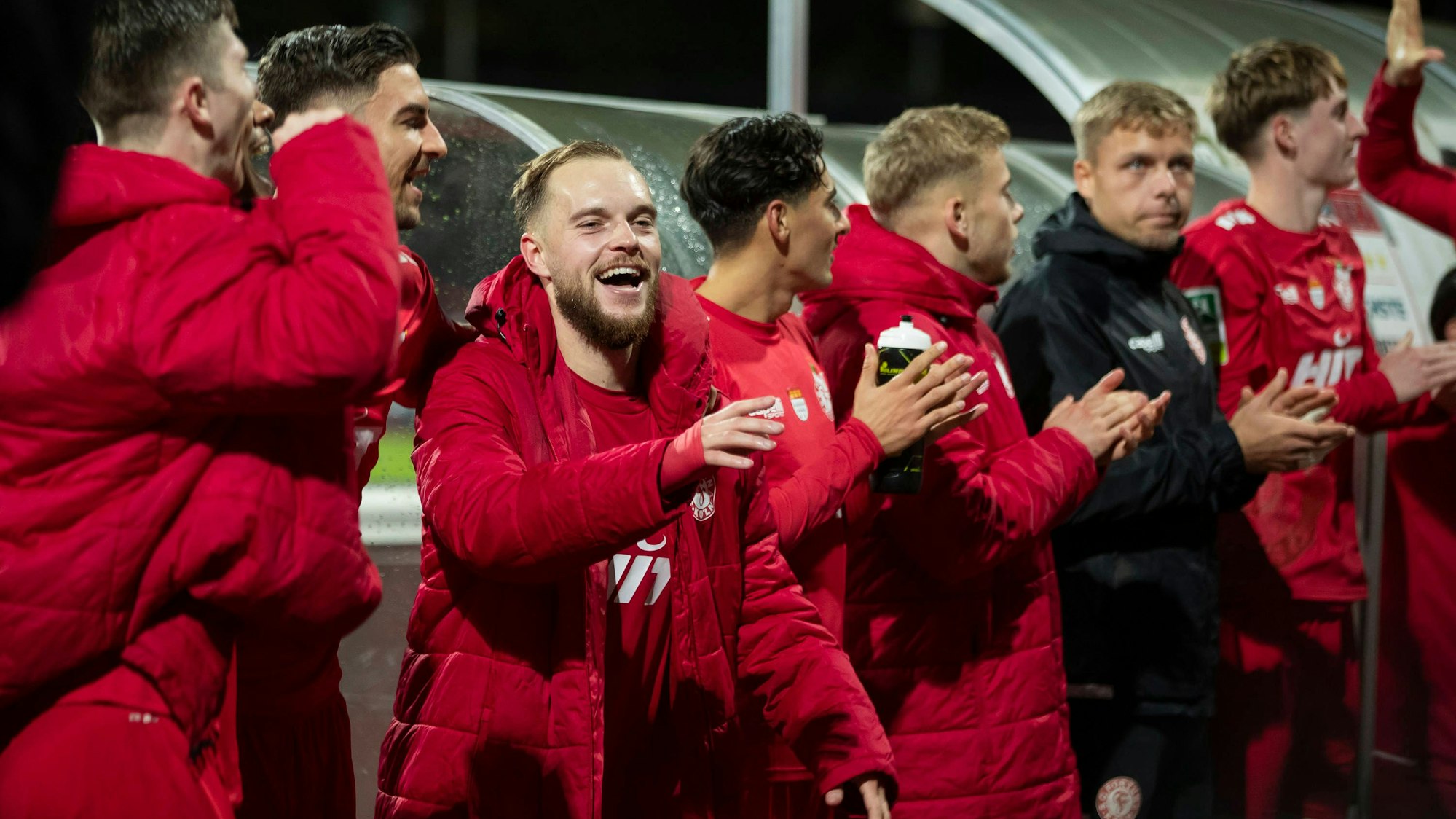 Regionalliga West, Fortuna Koeln - Borussia Moenchengladbach U23, 10.11.2023 Die Spieler der Fortuna feiern nach Abpfiff mit den Fans. Regionalliga West, Fortuna Koeln - Borussia Moenchengladbach U23, 15. Spieltag, am 10.11.2023, Suedstadion, Koeln DFL regulations prohibit any use of photographs as image sequences and/or quasi-video *** Regionalliga West, Fortuna Koeln Borussia Moenchengladbach U23, 10 11 2023 The Fortuna players celebrate with the fans after the final whistle Regionalliga West, Fortuna Koeln Borussia Moenchengladbach U23, 15 Matchday, on 10 11 2023, Suedstadion, Koeln DFL regulations prohibit any use of photographs as image sequences and or quasi video Copyright: xBEAUTIFULxSPORTS/Meuselx