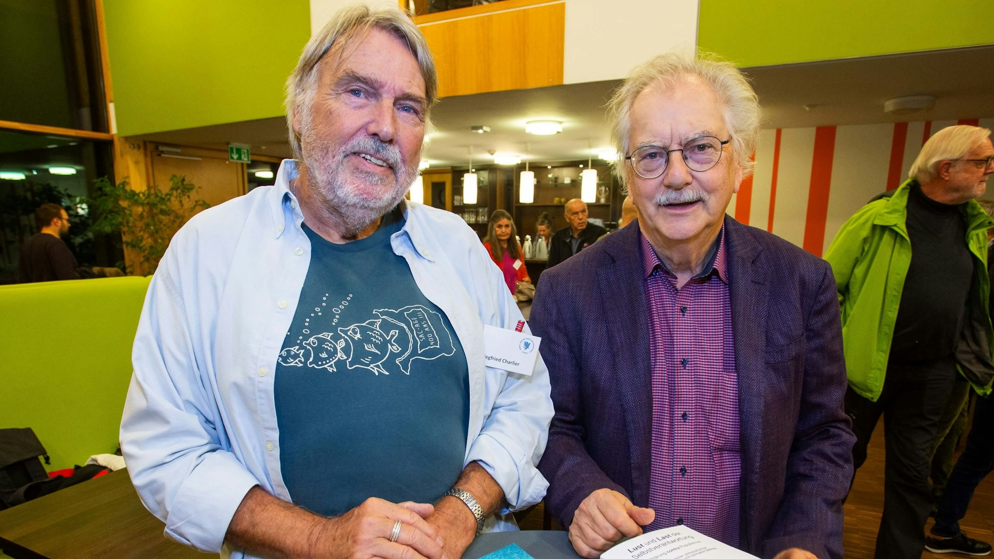 Zwei Männer stehen nebeneinander.