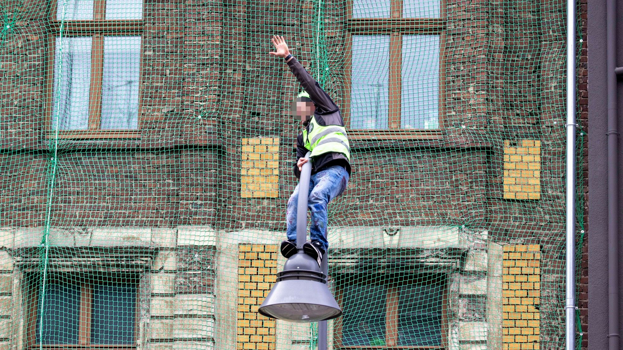 Hitlergruß? Wohl eher ein Winken.