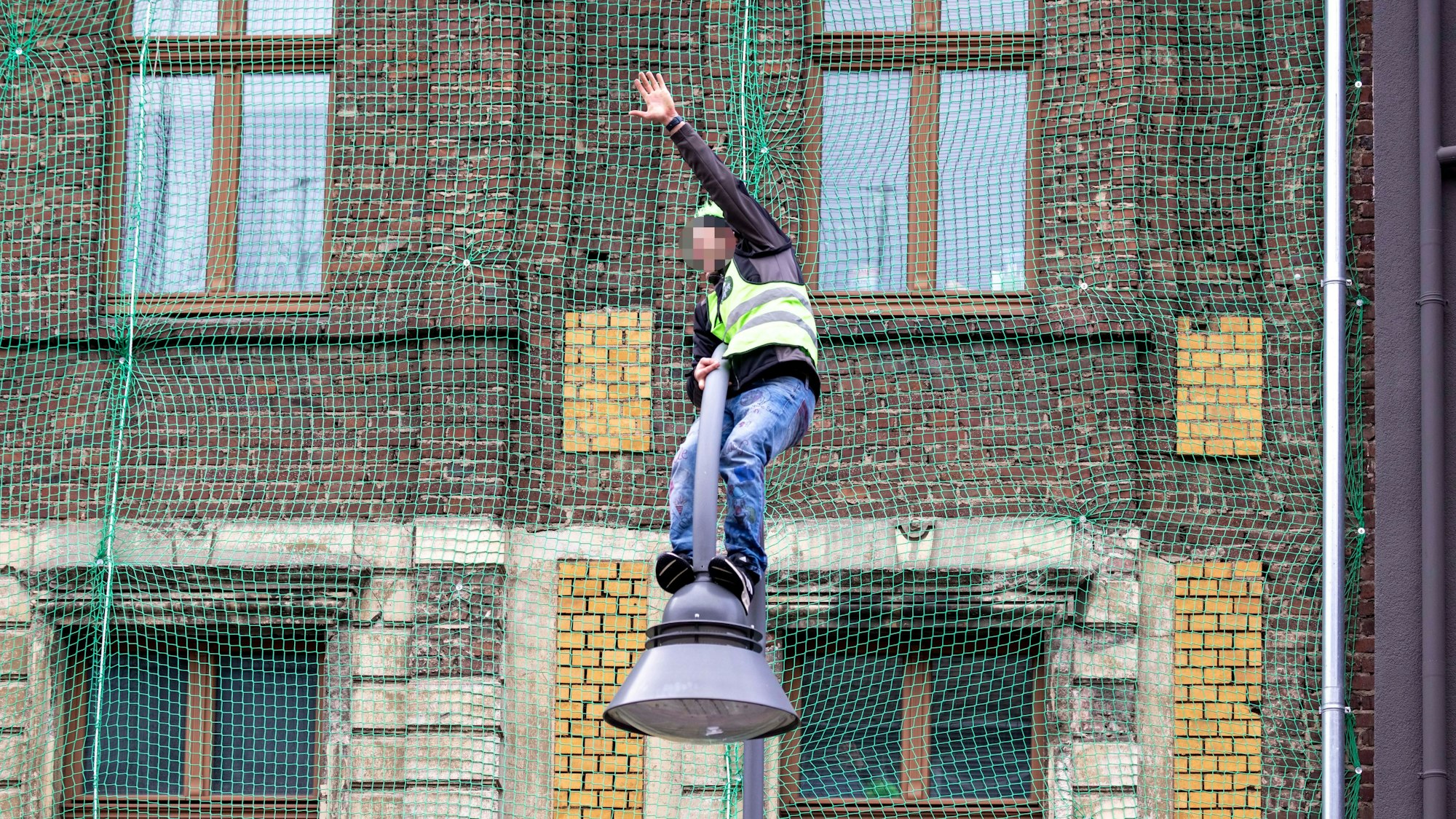 Ein Jugendlicher kletterte auf der Zülpicher Straße auf eine Laterne.